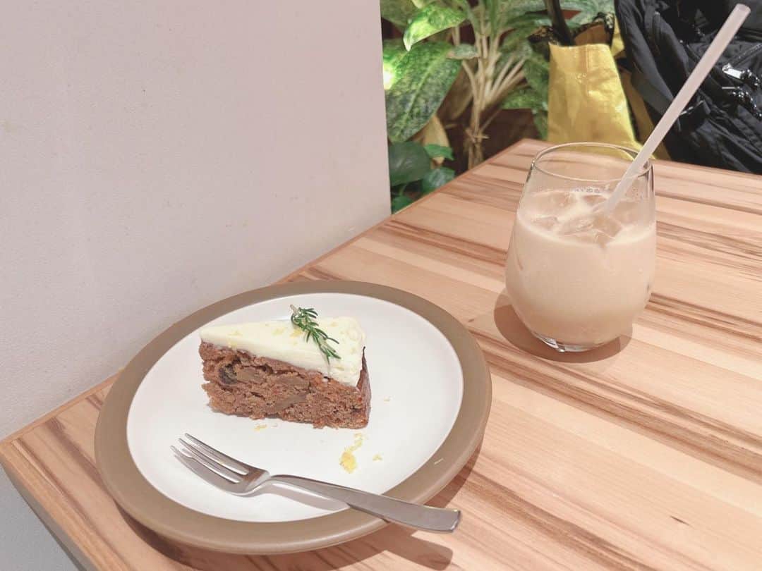 蒼井聖南のインスタグラム：「. . キャロットケーキ、名前以上に美味しい . ────────── #cafe #カフェ #カフェ巡り」