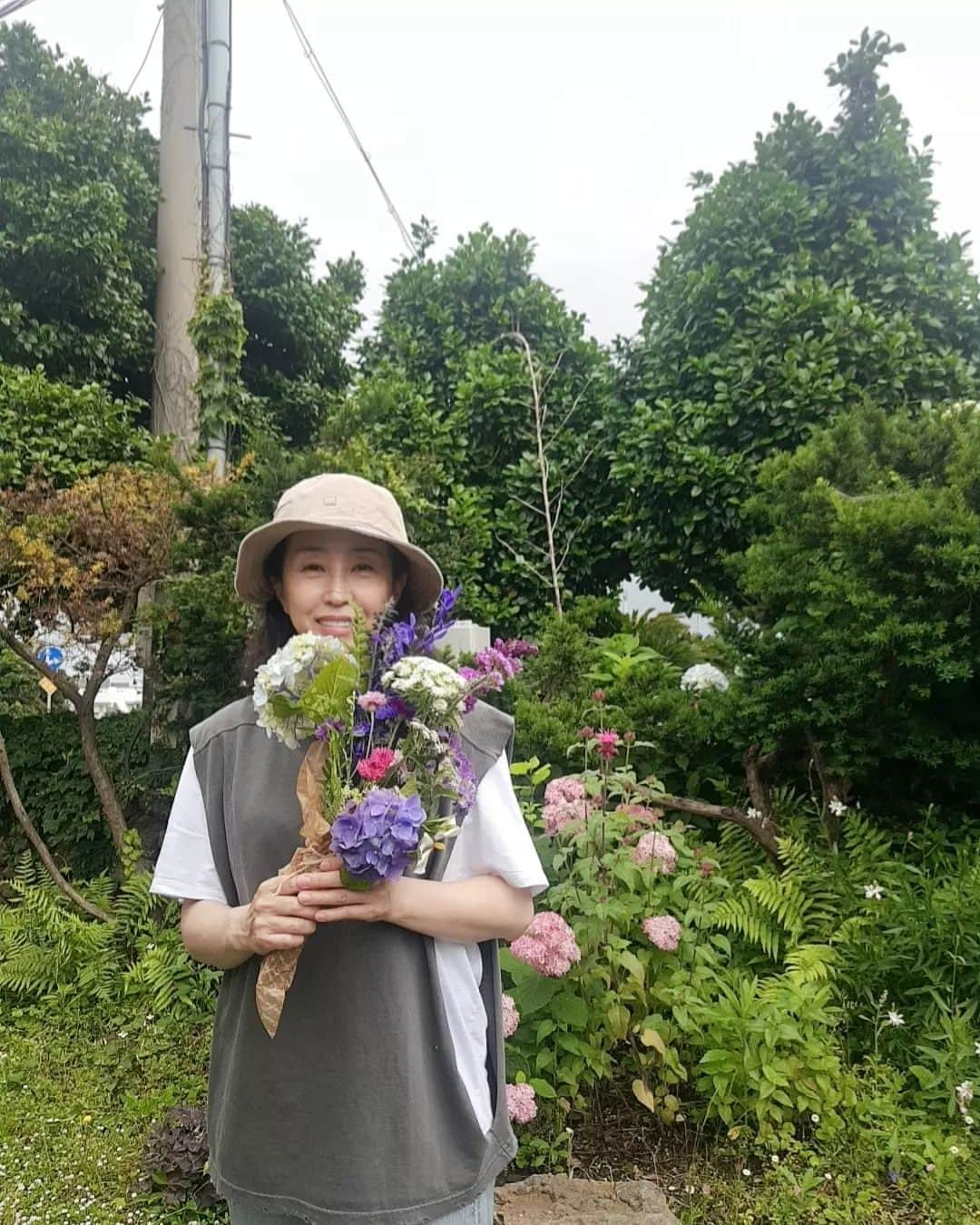 キム・ミギョンのインスタグラム：「제주 촬영. 촬영 전 꽃밭이 있는 '애옥'에서 맛있는 식사. 또 꽃 선물을 받았습니다. 이곳의 마당은 정말 너무 탐이 납니다♥️♥️♥️」