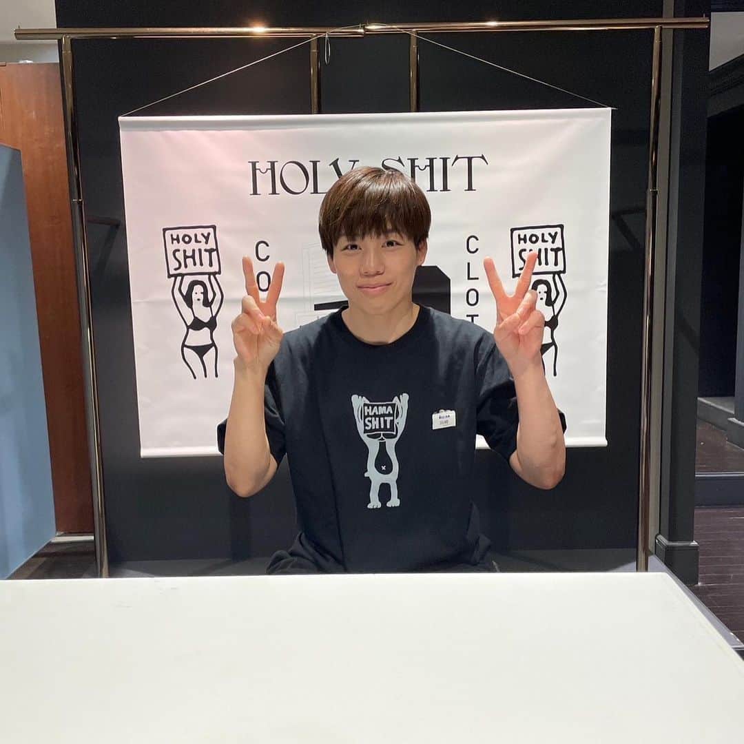 浜崎朱加のインスタグラム：「先日のミートアンドグリートでは沢山の方に来ていただき、とても楽しく、うれしい時間を過ごさせていただきました😊  本当にありがとうございました！  HOLY SHITの皆さん、伊勢丹のスタッフの皆さん、ありがとうございました😊」