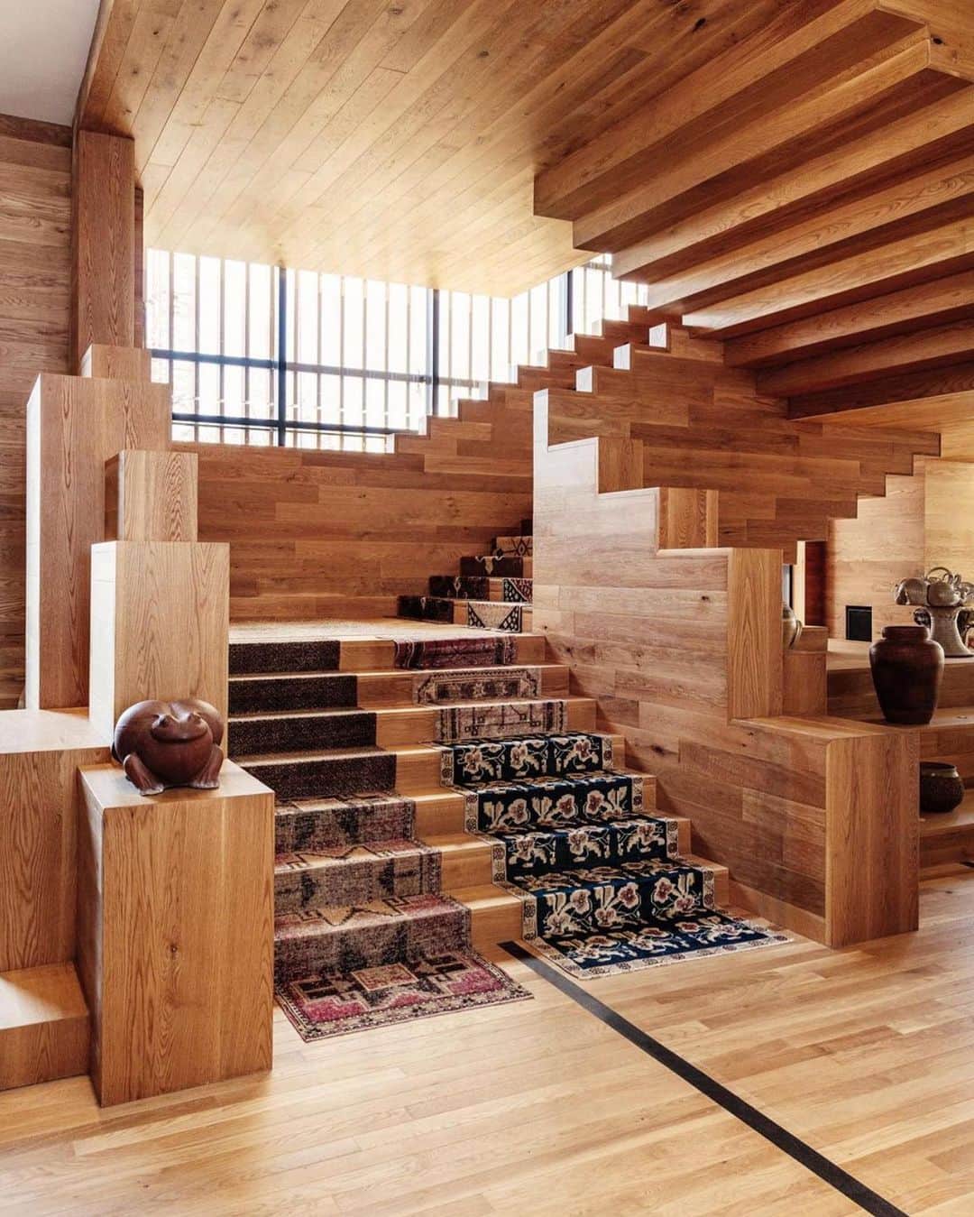 ケリーウェアスラーのインスタグラム：「ON THE RISE Five years ago, my studio and I began our first project in Austin. It was a large-scale, new construction project and we knew making the space feel intimate and residential would be an exciting challenge. In collaboration with Handel Architects, we transformed the 600,000 sq ft space into the quintessential Austin Proper hotel. We aimed to evoke a sense of warmth and interpret historic architectural details that are authentic to the city. This resulted in designing a large sculptural staircase at the entry that has a residential vibe and showcases contemporary and vintage ceramics by local artists. Additionally, we curated a mix of vintage carpets from the Austin area to create a unique southern atmosphere. XK」