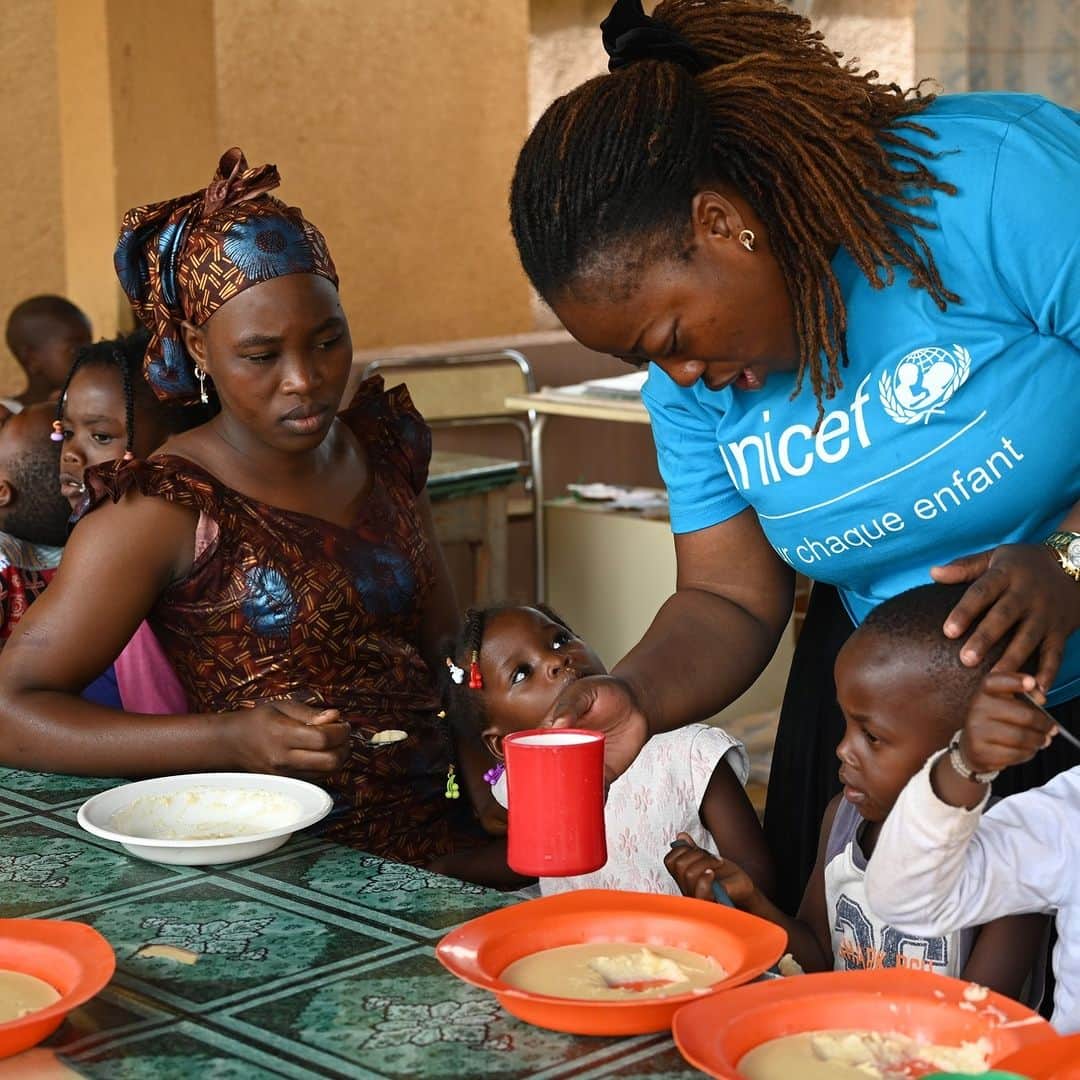 unicefさんのインスタグラム写真 - (unicefInstagram)「What healthy meal makes you smile? Let us know in the comment section.  These little ones are eating a nutritious soup during a UNICEF-supported cooking demonstration in Côte d'Ivoire.  The classes, along with regular check-ups, deworming and vitamin A supplements, are aimed at boosting children’s health and preventing malnutrition.  © UNICEF/Dejongh」6月8日 22時00分 - unicef