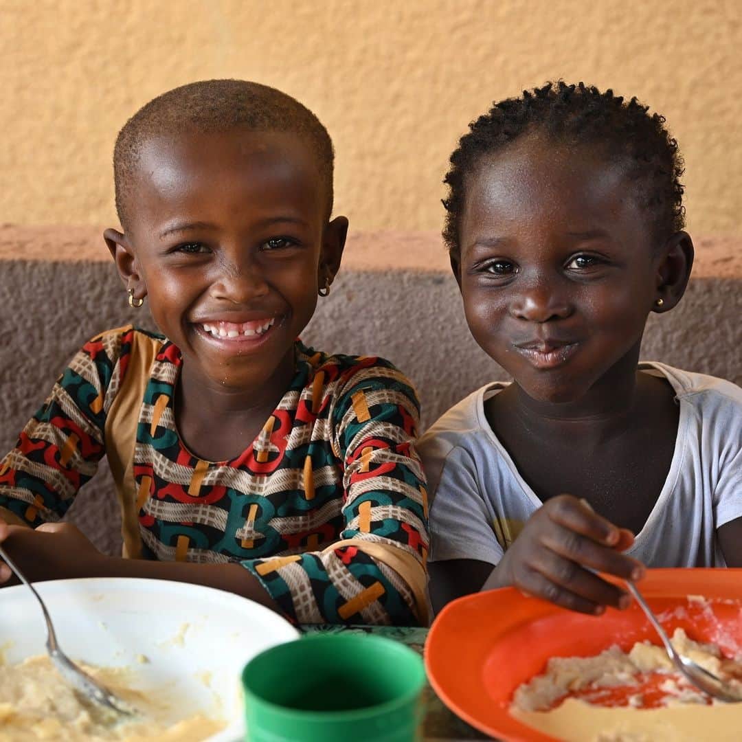 unicefさんのインスタグラム写真 - (unicefInstagram)「What healthy meal makes you smile? Let us know in the comment section.  These little ones are eating a nutritious soup during a UNICEF-supported cooking demonstration in Côte d'Ivoire.  The classes, along with regular check-ups, deworming and vitamin A supplements, are aimed at boosting children’s health and preventing malnutrition.  © UNICEF/Dejongh」6月8日 22時00分 - unicef
