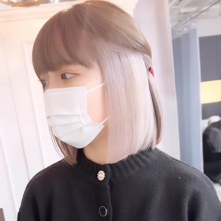 のインスタグラム：「✨ダメージレスブリーチ✨ ⁡ ⁡ 🎨カラーが不安な方必見🎨 自分史上最高のヘアスタイルとサラツヤヘア😍 ⁡ 是非お気に入りなスタイルはいいね👍保存お願い致します♪良ければフォローもお願い致します😍 ⁡ 最高の髪質改善トリートメント出来ました\(//∇//)\ 顧客のお客様から新規のお客様まで初回は¥10000となっております◎ 是非体感してください\(//∇//)\ ⁡ ※僕が載せてるオリジナルダメージレスブリーチは僕にしかできません！！ ⁡ ⁡ 独自の方法と薬剤を使用している特殊技術です。 いいなぁと思ったらいいね押してくれると喜びます😆⭕️ ⁡ 来店されるときは 髪型を @yuki__sakashitaのラインナップから好きなスタイルを保存して見せてくださいね😍 ⁡ あとは、髪の状態や似合わせであなたに似合う髪型、カラーをご提案させていただきます。 ⁡ 🉐新規クーポン🉐 カット＋ダブルカラー+トリートメント　¥16800- カット＋ケアカラー＋髪質改善　¥18500- 髪質改善　　　　　　　　　　　¥10000- ⁡ ⁡ 🐥良くある質問🐥 Q.カラーのもちは？ A.デザインカラー(ハイライト、バレイヤージュetc)は2〜3ヶ月 ブリーチカラー(全頭ブリーチ、インナーカラー)1〜2ヶ月 Q.オリジナルダメージレスブリーチとはなんですか？ A.僕にしかできないトリートメントとブリーチを配合➕前処理トリートメント、アフタートリートメント髪のダメージレベルを見極めて調合します。 Q.どんな髪質でも大丈夫ですか？ すでに過度のダメージがあったり、黒染め履歴がある場合は希望のカラーにするためのプロセスが異なる場合があります。 その場合でも最善の提案をさせていただきます。 Q.髪質改善はどんな髪でも出来ますか？ ブリーチしてる方からしてない方まで幅広く対応できます！ 軟毛〜普通毛　一回で感動レベル🥺 硬毛、癖毛　1〜2回で完璧に仕上げます！ Q.髪質改善のもちは？ 1ヶ月以上です✨ もちろん繰り返すほど定着しやすくなりもっとモチも良くなります^ ^ ⁡ 👑カラースペシャリスト👑 ✂️ダメージ90%OFFのブリーチができる ✂️豊富な経験で失敗しないカラーができる ✂️年間1000人以上担当している実績 ⁡ 🔱カラーの失敗が心配な人でも大丈夫🔱 僕のオリジナルダメージレスブリーチは他店ではマネ出来ないやり方です。✨ カラーなら僕にお任せください💗 今までのブリーチに比べて圧倒的にダメージレス、ツヤツヤカラーを楽しめます。 豊富な経験によるカラー知識であなたの なりたいカラー叶えます✨ ⁡ ✂️痛みたくない ✂️可愛いカラーになりたい ✂️デザインカラーを楽しみたい ✂️手触り良くしたい ✂️透明感が欲しい ✂️赤みオレンジ味を無くしたい カラーが不安な方は一度カラー美容師阪下までご相談ください😆 ⁡ 👑丁寧なマンツーマン接客👑 お客様を1人1人幸せにしたいという想いから 1人1人マンツーマンで接客させていただいてます😄一緒にステキな髪型作りましょう ⁡ 丁寧な接客と技術でお客様に少しでも素敵な 時間を過ごして頂けると嬉しいです。 ⁡ このインスタをみて好感を持ってもらい僕に髪の毛を任せてもらえるようでしたらお客様に喜んで頂けるよう全力で綺麗にさせていただきます✨ ⁡ ご予約ご相談は 🕴トップのURLまたはDM 担当:阪下裕紀 ⁡ 住所 東京都渋谷区神宮前4-26-2守谷ビル2F アクセス ⁡ 千代田線 明治神宮前駅 徒歩5分 副都心線 明治神宮前駅 徒歩5分 JR原宿駅　徒歩7分 東京メトロ　表参道駅　徒歩7分 ⁡ ⁡」