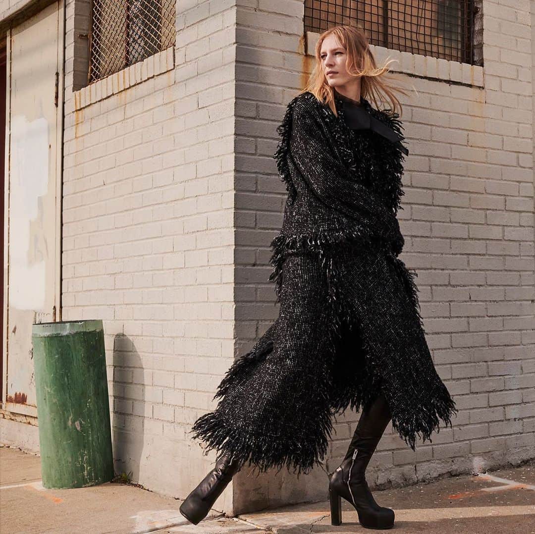 sacaiさんのインスタグラム写真 - (sacaiInstagram)「@isitnobis for N25 A MAGAZINE CURATED BY SACAI @amagazinecuratedby #25  JULIA WALKING (AFTER MUYBRIDGE) @isitnobis @dnamodels wears sacai Autumn Winter 2023  Photography @craigmcdeanstudio Styling #KarlTempler Hair @tomojidai Make up @diane.kendal Set design @piershanmer Casting @piergiorgio @dmcasting Production @artandcommerce #sacai #AMagSacai #CraigMcDean #JuliaNobis #EadweardMuybridge」6月8日 22時00分 - sacaiofficial