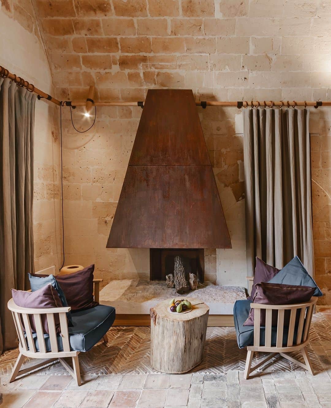 のインスタグラム：「⁠#GervasonINtour⁠ Le Dimore dell'Idris breakfast lounge (@le_dimore_dell_idris) tells a story of time and design, surrounded by the extraordinary charm of the city of Matera. ⁠ ⁠ In perfect harmony between modern and traditional, the GRAY 07 armchair by @paola.navone adorns this space, adding a touch of timeless elegance. ⁠ With its vintage soul and contemporary design, Gray is a wooden armchair whose distinctive sign is an enveloping low backrest in the shape of a semicircle, which blends the austere allure of classic furnishings with the simplicity of Nordic forms. ⁠ ⁠ ⁠ Photo @pierangelo_laterza⁠ Project by @mancastudio⁠」