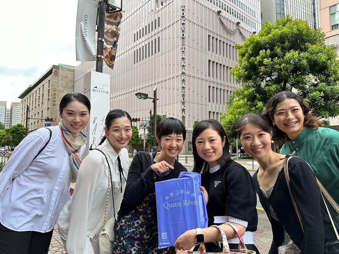 のインスタグラム：「同期真風涼帆の集大成をこの目に焼き付けて来ました。  もう何を書いたらいいのか言葉が出てきませんが、ゆりかがトップになってから想像以上の光景や体験、感動を魅せて頂きました。 今は心の底からありがとう❣️この気持ちでいっぱいです‼️  千秋楽まであともう少し。あぁ…終わりに近づいているのか。涙  最後の日までゆりかはじめ退団者の皆様、宙組の皆様が笑顔で迎えられますように❤️」