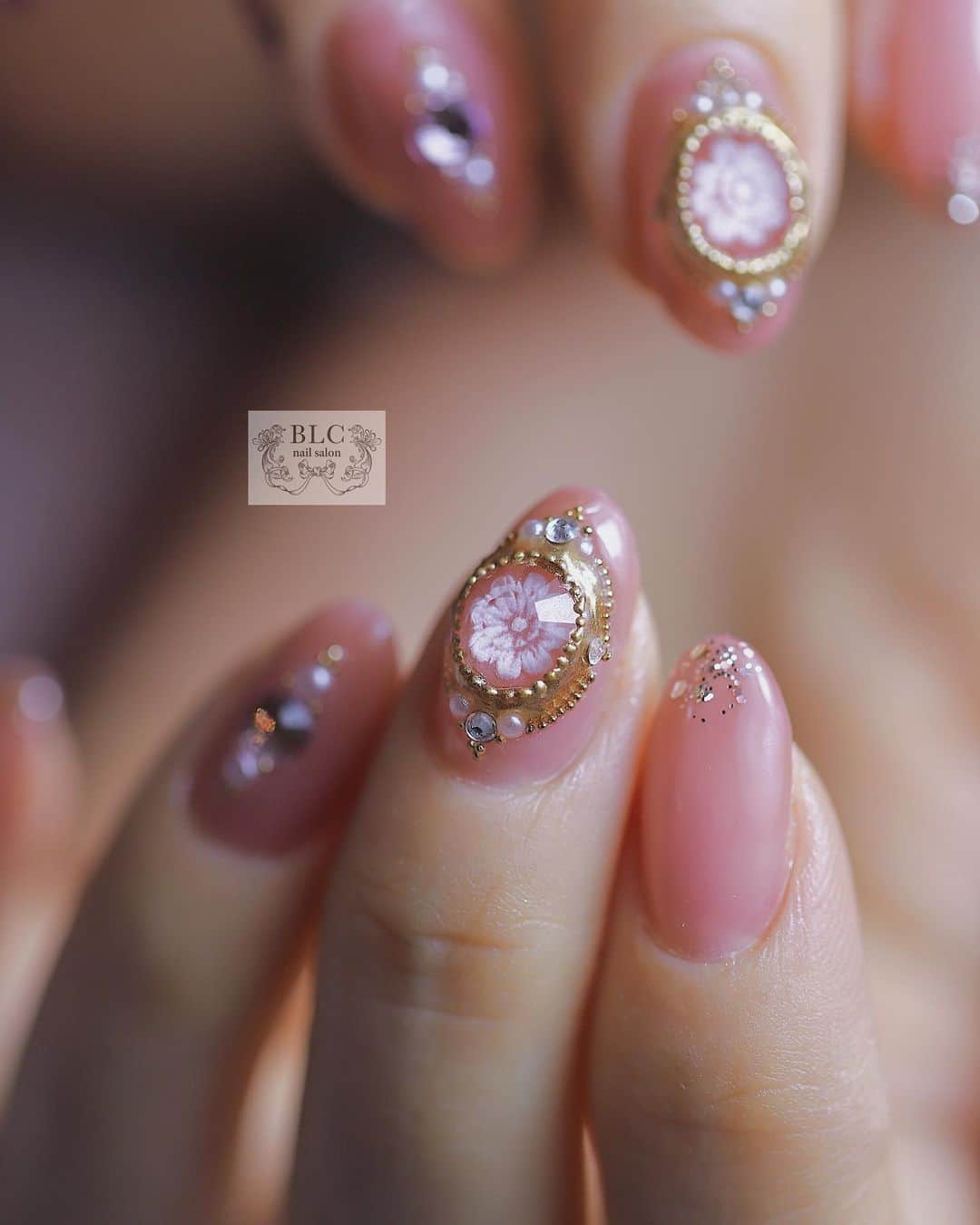 のインスタグラム：「swarovski フラワービジュー♡  お花の入ったストーンで アンティークブローチ♡ swarovskiのカッティングで 花びらが立体的に 重なって見える仕組み♪  ベースカラーは @presto_official_nl  @nailsalon_filer  #フィレールカラー  フィレールさんのカラーは どの色も素敵♡ FR004 絶妙なシアー加減！ 一度塗りです♪  先端のラメは @akzentz_nail  #UL-722 ピンクゴールドの様な ブロンズ色のホロと シルバーがmixされてるから ピンクベースとの相性◎  ーーーーーーーーーーーーーーーーーーー  ◾︎◾︎BLC nail salon◾︎◾︎ 新潟県新潟市中央区東中通1番町86-84nsテラス1F 025-211-4187 #新潟ネイルサロン   #BLCnail#blcnailsalon#nail #田辺さおり#新潟市ネイルサロン#新潟ネイル#ジェルネイル #フレンチガーリー#フレンチガーリーネイル#ガーリーネイル#akzentz #アクセンツ#luxiogel #新潟ブライダル#新潟結婚式#新潟ブライダルネイル#綺麗めネイル #ビジューネイル ーーーーーーーーーーーーーーーーーーーーー  @akzentz_nail  🇨🇦Nails Perfected - Only flom Akzentz Formulated and manufactured  in Canada」