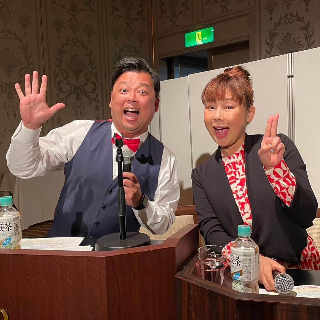 ボールボーイ佐竹のインスタグラム：「先日、 大先輩の 松本裕見子ねえさんと  次男の出産でお世話になりました 【中川産科婦人科】さんの 20周年記念パーティーの司会を務めさせて頂きました。  最高に素敵なパーティーでしたし、 真横で 偉大な先輩の司会を 見させて頂き とても勉強になりました。  この様な機会を設けて頂いた 中川産科婦人科の関係者の皆様、 本当にありがとうございました😊  改めて この度は20周年本当におめでとう御座います！  30周年もよろしくお願いします🙇🏻‍♂️  #中川産科婦人科 #20周年  #松本裕見子 #ボールボーイ佐竹」