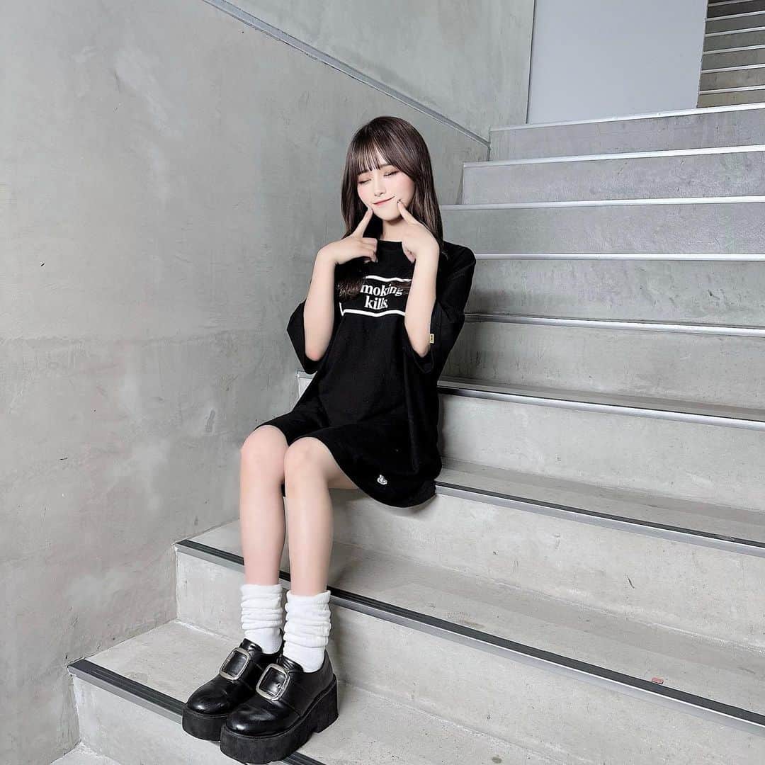 葉月沙耶さんのインスタグラム写真 - (葉月沙耶Instagram)「smoking  kills ︎🐇🚬 ̖́-  #fr2 #tシャツコーデ #tシャツ #bubbles #厚底スニーカー #厚底 #黒コーデ #ストリートファッション #ストリート系女子 #ストリートコーデ #ルーズソックス」6月8日 22時05分 - sayapon_310