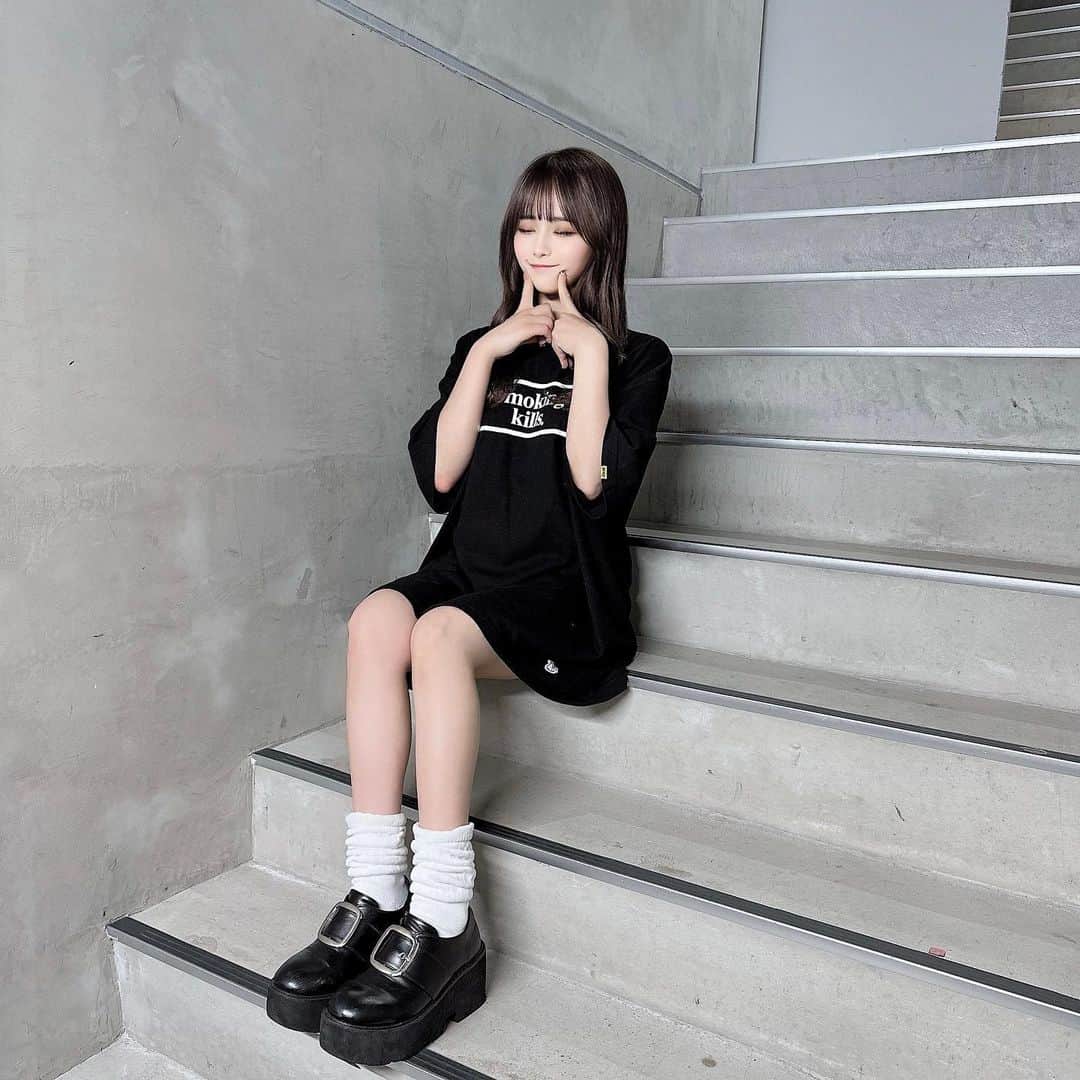葉月沙耶さんのインスタグラム写真 - (葉月沙耶Instagram)「smoking  kills ︎🐇🚬 ̖́-  #fr2 #tシャツコーデ #tシャツ #bubbles #厚底スニーカー #厚底 #黒コーデ #ストリートファッション #ストリート系女子 #ストリートコーデ #ルーズソックス」6月8日 22時05分 - sayapon_310