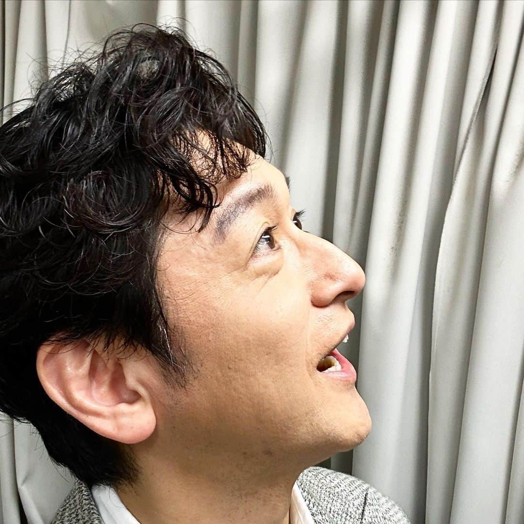 石丸幹二さんのインスタグラム写真 - (石丸幹二Instagram)「6月は 🎤Liveと🪄ハリーの二刀流 マイクと杖を持ち替えながらの日々。 台詞と歌唱　 声帯の使い方が少し違うのです。こうやってアゴを少しあげると歌声が伸びやかに‼️  #ハリポタ舞台 #呪いの子 #八ヶ岳高原音楽堂 #ブルーノート東京 #ビルボードライブ大阪 #石丸幹二」6月8日 22時07分 - team_kanji_ishimaru