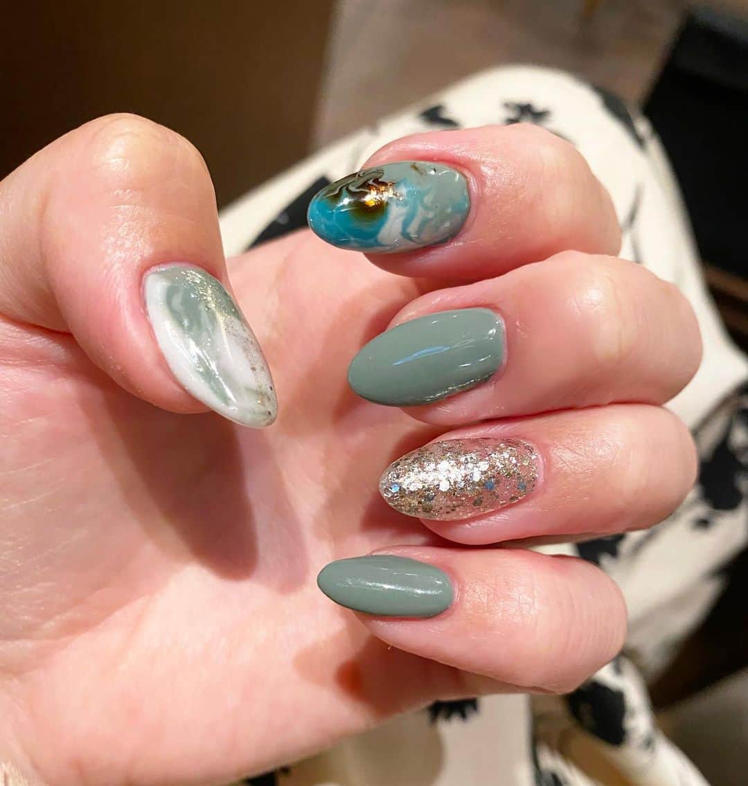 大谷雅恵のインスタグラム：「Earth nails。  #nailart  #naildesign  #nailartist  #ネイルデザイン  #くすみカラー  #earth  #ラメグラデーション  #ネイリスト」