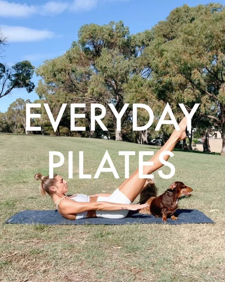 のインスタグラム：「EVERYDAY PILATES ✨ Just dropped a brand new YT! 🎥 A 35min follow-along PILATES class 🙌🏼  Here is a little snippet of some of my favourite exercises, not only working those muscles but also improving mobility in the body…all the feel good vibes! 🥰  ▪️1. ROLL DOWN Try to move slowly one vertebrae at a time. Repeat 5 times.  ▪️2. PLANK TUCKS Aim to touch your knee all the way to your elbow for max core 🔥 Repeat 10 times.  ▪️3. CAT COW Again, each vertebrae moving one at a time…move slow! Repeat 10 times.  ▪️4. BOOTY SEQUENCE Keep your torso as still as possible, feel the thigh bone rolling in the hip socket. Try x10 reps of each back-to-back.  ▪️5. SIDE PLANK STRETCH & CRUNCH Stretch as long as you can then use your core to control the crunch touching knee to elbow. Repeat 10 times.  ▪️6. 100’s Keep belly button drawn into spine & pump arms as many times as you can without lifting your lower back. Tuck the knees in to regress, or return back to start position to reset. Repeat max pumps 3 x with good form.  Depending how much time you have, you can repeat this circuit 2-3 times.  * See my YT for all my best tips and real time cues ☺️ #pilates #pilatesworkout #pilatesexercises  ab♥️x  Music: Swim - COLIN」