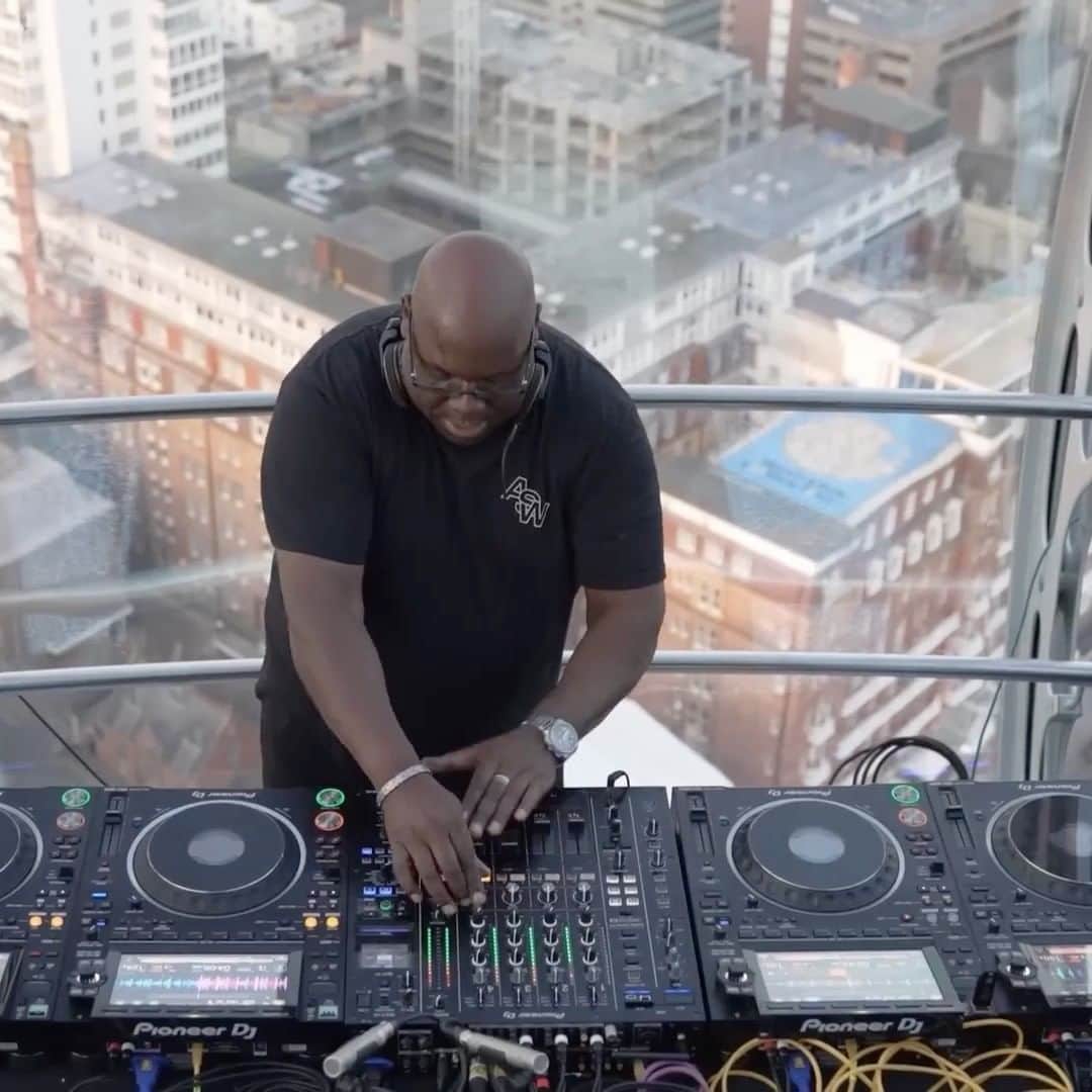 Spinnin' Recordsのインスタグラム：「It's always a party when @simonfava & @yvvanback - Magalenha (feat. @sergiomendesmusic) starts playing 🔥   1. @carlcoxofficial at Brighton Music Conference 2023, @beatport livestream   2. @claptone.official at The Masquerade x Pacha Ibiza Opening 2023」