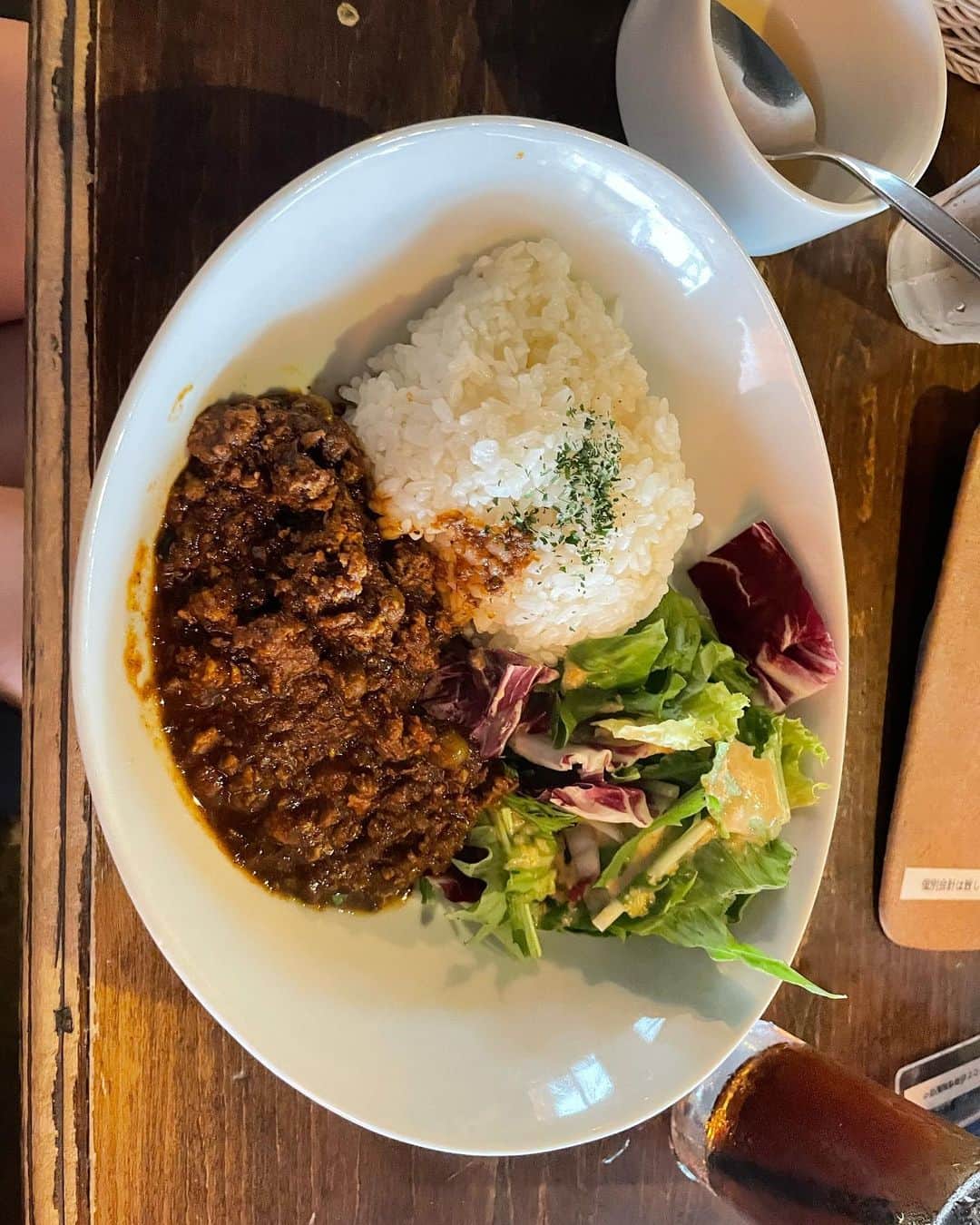 中野みやびのインスタグラム：「オシャレなカレーたべた   #カレー  #オシャレ  #渋谷カレー  #アイスティー  #カフェ  #curry  #ご飯  #lunch  #渋谷  #shibuya  #東京  #東京グルメ  #tokyo  #中野みやび」