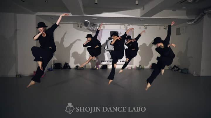 SHOJINのインスタグラム：「@shojin_show_base_tokyo  【SHOJIN THEATER JAZZ🎩】 毎週(月) 20:15~21:45 振付ギャンギャンクラス  Choreographer : @shojin_official  Genre : THEATER JAZZ Music : Mr. Pinstripe Suit / Big Bad Voodoo Daddy  今月のシアターは、 久々に音ハメキレキレジャズ！！  ただバキバキに踊ってもダサいから、 ちょっとした魅せ方、ニュアンス、足捌きetc 毎回みんなと研究したレッスンでした🎩  今回もバレリーナチームは見事に全員爆死❤️ アイソレーションが苦手で、 初っ端から苦戦してた子も多かったなぁ🤔  脱、音の聞こえない踊り！ 脱、筋肉ない踊り！！ 脱、棒人間！！！  簡単に出来るハット捌きも教えたんだけど、 みんなボトボト落としてレッスン中は悲鳴の嵐🤣💦 #せっかく前半良かったのにハット落としてやり直し  海外のダンサーなんかも受けに来てくれて、 毎週盛り上がって楽しかったね😊✨  今月はキレキレな振付と、 ミュージカリーな振付で2本立て！！ いろんな振付を通して、 たくさんの表現を一緒に学んでいこう💪🔥  動画は、 ①王国の後輩たち #なんとなくまとまってるわね ②頭おかしいガキンチョ2人 #キモ ③最強の高校生+α #気合いエグ みんな最高なのでぜひ全部見てね🎥  この振付は地域・年齢・プロ・アマ垣根なし #ラボオンラインシアターオーディション 5月の課題！！ 皆さんぜひ検索してみんなの魂の踊り見てね🔥🔥🔥  ━━━━━━━━━━━━━━━━━━━━━━━━ 【SHOJIN Show-Base Tokyo】 @shojin_show_base_tokyo   世界的振付師 @shojin_official が経営 『ネットでつなぎ人が集まるショー人のためのベース基地』 高田馬場徒歩2分 柱なしで約180m2 全面高品質なリノリウム床の都内最大級エンタメスタジオ  最高の環境が皆さんをお待ちしています！！ みんなの笑顔が溢れる場所。 今までにない経営スタイルにも注目🔥🔥🔥  日本全国のダンサーと切磋琢磨できる環境がここに！！ 入会は年中無休プロフィールトップのURLより！！  ━━━━━━━━━━━━━━━━━━━━━━━━  【6月 SHOJIN THEATRE JAZZ】 毎週(月) 20:15〜21:45 振付ギャンギャンクラス 毎週(金) 19:00〜20:30 キッズ多め元気いっぱいクラス　 →👗ファッショナブル・イースター2018 アール・ヌーヴォー  毎週(金) 20:45〜22:15 社会人多めバーレッスンから頑張ろうクラス →☂️シンギン・イン・ザ・レイン  ━━━━━━━━━━━━━━━━━━━━━━━━  #shojin #シアタージャズ #シアターダンス #テーマパークダンス #テーマパンクダンサー #ジャズダンス #テーマパークレッスン #テーマパークジャズ #ジャズレッスン #themepark #theaterjazz #themeparkdance #ミュージカル #ダンス #dance #choreographer #ディズニーダンサー #choreographer#theaterjazz」