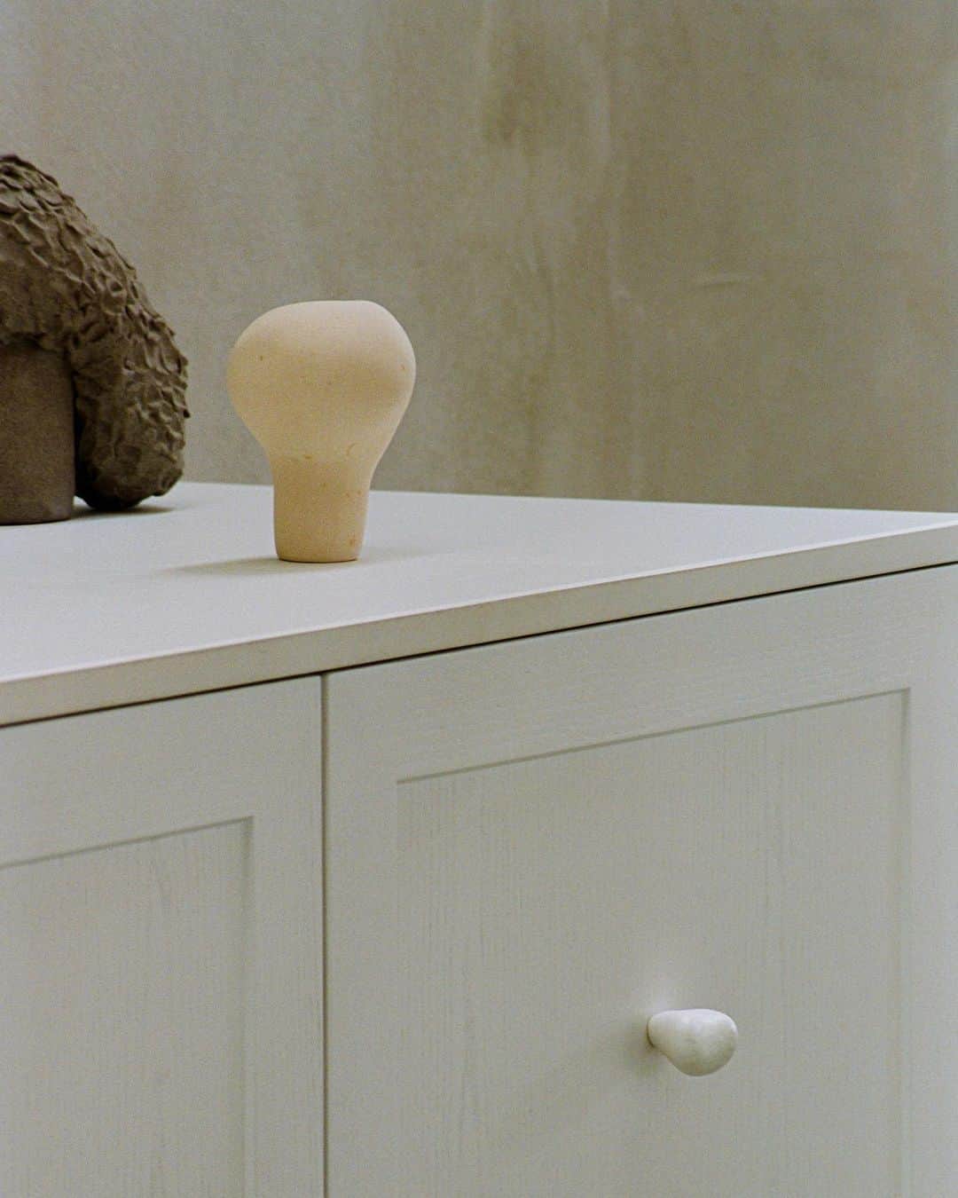 Kinfolk Magazineさんのインスタグラム写真 - (Kinfolk MagazineInstagram)「Artists in the kitchen! 🎨 Sculptural details at the @reformcph showroom—from Copenhagen's @3daysofdesign this week.」6月8日 22時29分 - kinfolk