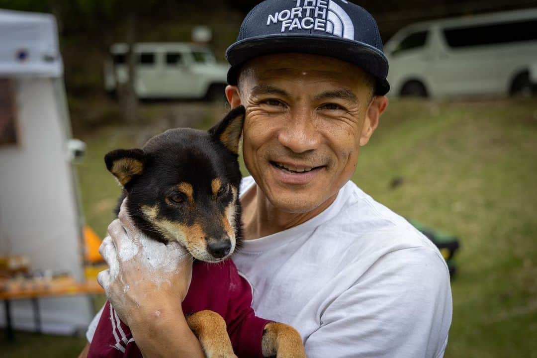 平山ユージさんのインスタグラム写真 - (平山ユージInstagram)「今年もクライムオンでは@thenorthfacejp チームの皆んなとボルダリング講習をさせて頂いた。   ひじきも応援で参加🤩🐾  I had a bouldering class with the @thenorthfacejp team at ClimbOn this year as well.  Hijiki also participated in support 🤩🐾  Photos @watanabe_arinobu 📷 Event @peaks_mag   #クライムオン2023  #hijiki #ボルダリング  #廻り目平キャンプ場 #小川山クライミング」6月8日 22時30分 - yuji_hirayama_stonerider