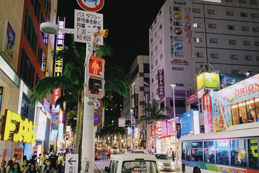 のインスタグラム：「. 初沖縄 1日目は夕方くらいに着いたから市街地メインだったけど 生えてる植物とか街並みが非日常的だったからそれだけで楽しかった. . . . #沖縄#国際通り#ウミカジテラス」