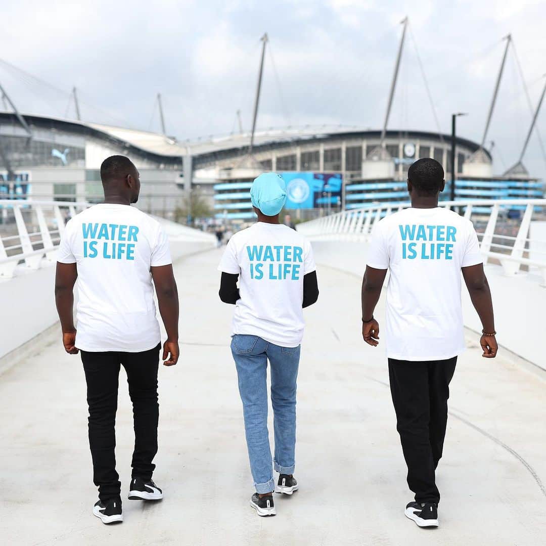 マンチェスター・シティFCさんのインスタグラム写真 - (マンチェスター・シティFCInstagram)「Your top-voted Water Heroes! 👏   @joleonlescott surprised Young Leaders from Cape Coast, Ghana on their prize trip to Manchester with @xylem_inc ⚽️💧🇬🇭  🔗 in bio to see more of what they got up to」6月8日 22時35分 - mancity
