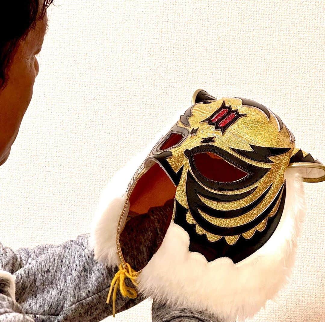タイガーマスクさんのインスタグラム写真 - (タイガーマスクInstagram)「スリーマーク。 このマスクを被ったタイガーマスクをTVで見た時は、衝撃だった。 ファイティングポーズからの蹴り❗️ 全てが格好良かった。 そのマスクを継げるのは幸せこの上ない。 #タイガーマスク #tigermask  #njpw #IIIマーク #初代タイガーマスク」6月8日 22時38分 - tigermask.njpw_official