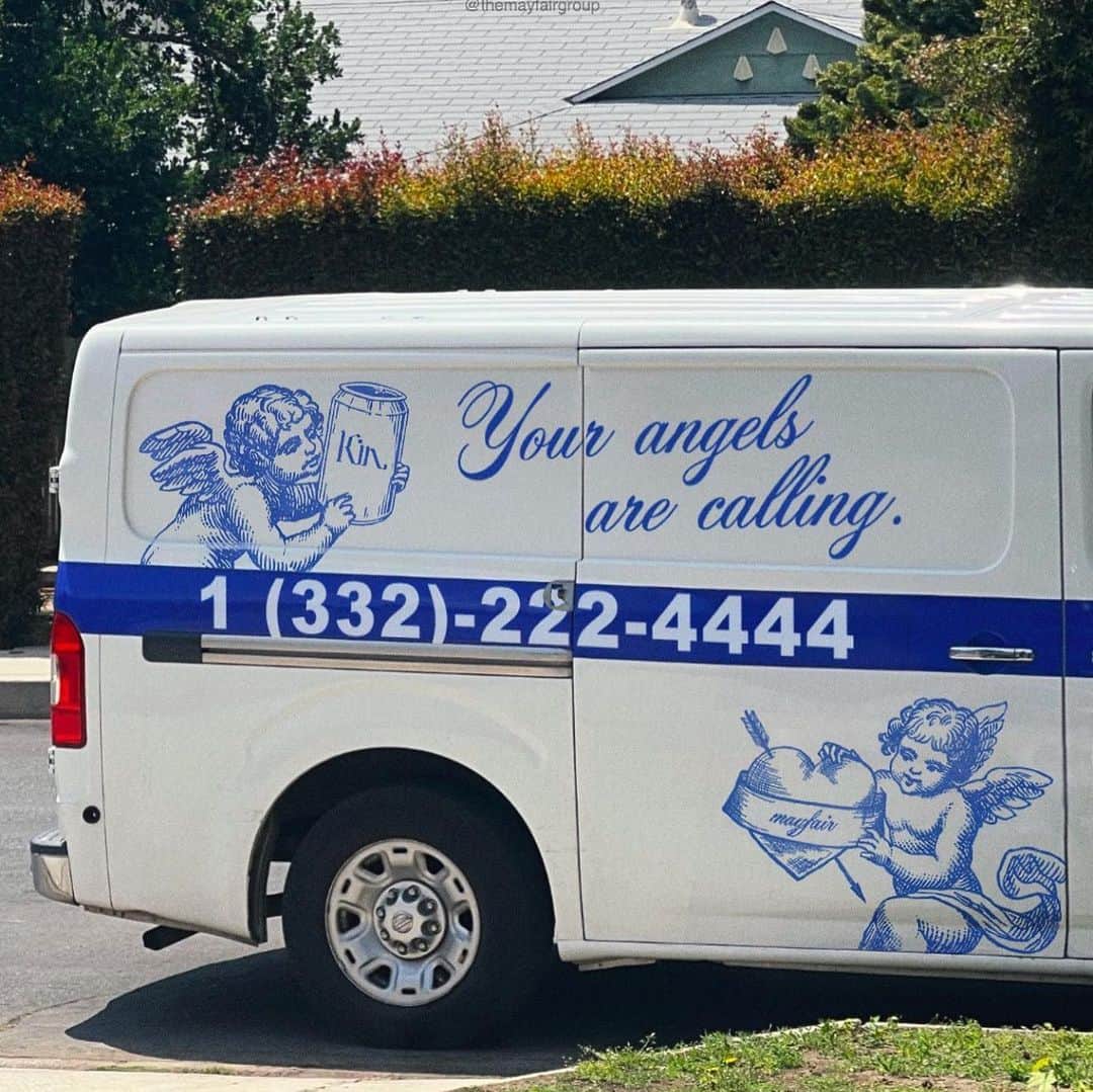 ベラ・ハディッドのインスタグラム：「@kineuphorics x @themayfairgroup   YOUR ANGELS ARE CALLING. 🪷👁️🪷 1(332)-222-4444  CALL NOW.   🌬️👤🧞‍♂️🖲️🦋   crewneck available now on themayfairgroupllc.com」