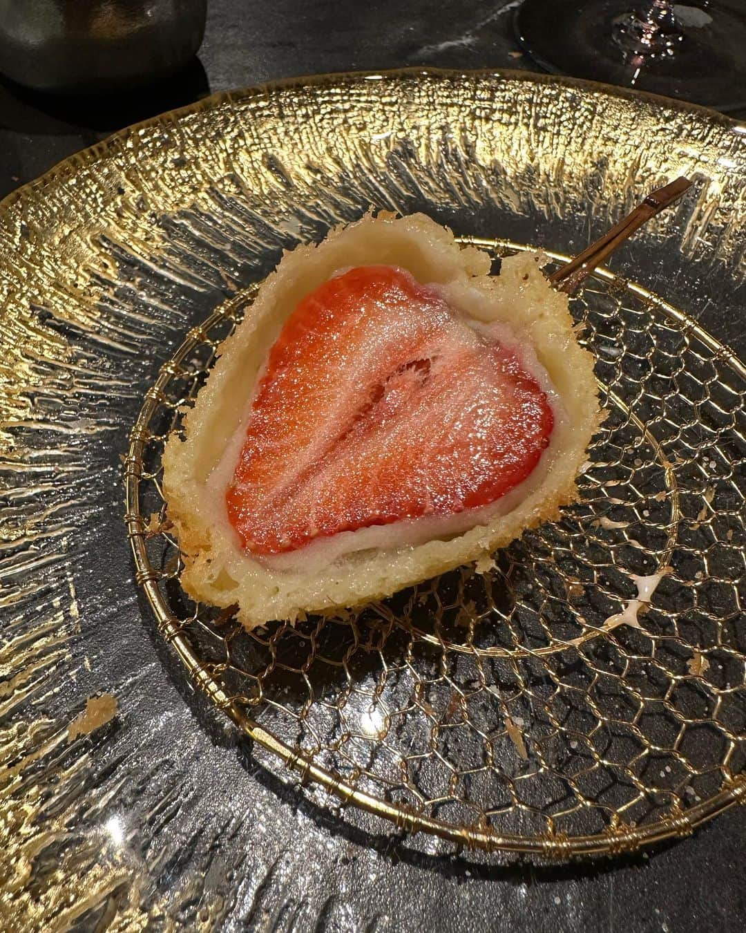 桜井裕美のインスタグラム：「昨夜は大好きな串揚げ屋さんPyonへ💙 串揚げ食べるなら絶対ここ👍 ここの創作感が好きすぎる😊 デザートのいちご大福串揚げ、また食べたいなー👍👍👍  #pyon #串揚げ」