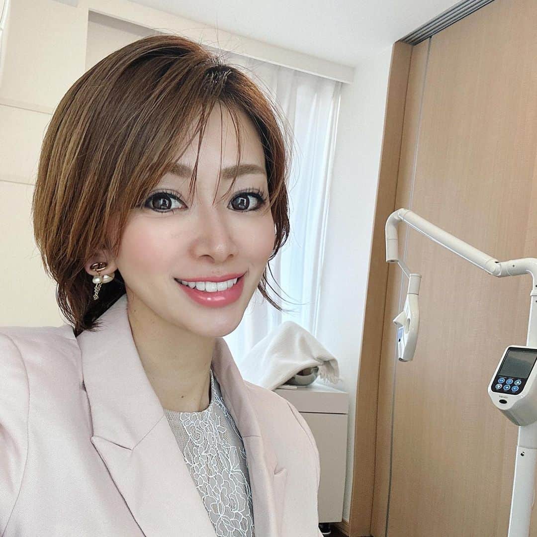 のインスタグラム：「ずっとクリニックで歯のホワイトニングができてなくて、この前ホームケアでできるホワイトニングを紹介したんだけど🦷 たった1回でしかも20分でホワイトニングできちゃうセルフホワイトニング専門店『LIGHT BEAUTY 銀座店』（ @light_beauty_ginza ）を紹介してもらって行ってきたょ♬  ここは、芸能人とか著名人も通ってる所で、完全個室でベッドに20分寝てるだけで綺麗になれちゃうから忙しい方にもオススメだょ❤️  やっぱり笑った時の歯の印象でかなりその人の第一印象が変わるからホワイトニングって大切だよね🥰  セルフホワイトニングは初めてだったから、ちゃんとできるのかな？って心配もあったけど、スタッフさんが丁寧に教えてくれるからすんなりできて全然大丈夫だったょ♡  私は前歯はセラミックだけど、セラミックもやっぱり時間が経つと少し変色みないになるから、定期的にちゃんとホワイトニングするのは大切だね😊  実際の効果としても、セルフってどうなのかな？って思ったけど、2トーンくらい明るくなって、セラミックも元通り明るくなったし、上と下の歯の色の差がなくなったょ❣️  しかも終わってすぐに飲食OKだからお出かけ前にさっと行くのもあり♡ こんな簡単にできるならもっと早く行けばよかった🥹  入り口もゴージャスで綺麗な建物で、中も清潔感があって綺麗だから私的にもお気に入りの場所になったょ♪  気になる人はぜひ行ってみて❤️  #ホワイトニング #セルフホワイトニング #ライトビューティー銀座店 #ホワイトニングサロン #ホワイトニング銀座 #セルフケア」