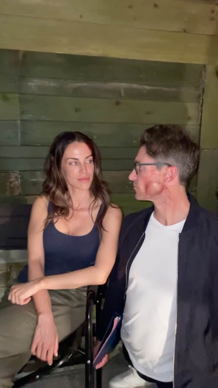 ジェシカ・ロウンズのインスタグラム：「That’s a wrap!!! 🎥🪓🎬🩸🤰🏻」