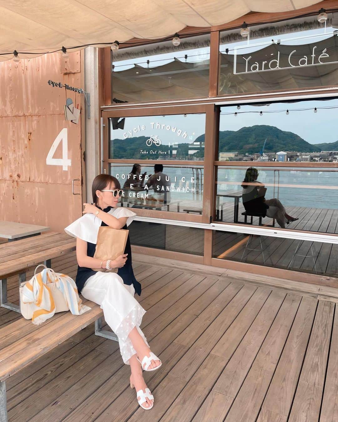 堀江直美さんのインスタグラム写真 - (堀江直美Instagram)「in ONOMICHI 🚢  梅雨時期お洗濯大変ですよね…そんな時活躍してくれるのが機能性のお洋服！  こちらのシャツは撥水・速乾・UV・手洗い可と、日本の優秀な生地を使用して国内で生産したものになります🇯🇵  夏にも良いのですが、雨に濡れても、手洗いでもすぐ乾くし着心地もさらっとしてるので梅雨時期にも一押しの1枚です！  あまりご紹介できておりませんでしたがNAVYカラーも品良く3wayでお使い頂けて襟は他のお洋服との組み合わせもお楽しみ頂けます🫶🏻 個人的に今季オススメのアイテムです！　SWIPE してね.  実際にお手に取って頂くととても綺麗なお仕立てなので店頭で人気者でした✨  是非ご覧ください🪻  @hiand_official   #HIAND#ハイアンド#エルメス#hermesbirkin #クレ#バーキン25#hermes#hermès#まとめ髪#ヘアアレンジ#hnhiand#コーデ#ママコーデ#女の子ママ#親子ファッション#小学生ママ」6月9日 8時11分 - naomiiiiiiiiiiii