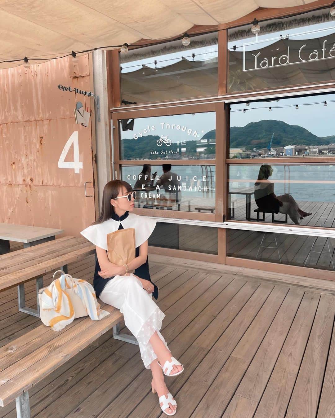 のインスタグラム：「in ONOMICHI 🚢  梅雨時期お洗濯大変ですよね…そんな時活躍してくれるのが機能性のお洋服！  こちらのシャツは撥水・速乾・UV・手洗い可と、日本の優秀な生地を使用して国内で生産したものになります🇯🇵  夏にも良いのですが、雨に濡れても、手洗いでもすぐ乾くし着心地もさらっとしてるので梅雨時期にも一押しの1枚です！  あまりご紹介できておりませんでしたがNAVYカラーも品良く3wayでお使い頂けて襟は他のお洋服との組み合わせもお楽しみ頂けます🫶🏻 個人的に今季オススメのアイテムです！　SWIPE してね.  実際にお手に取って頂くととても綺麗なお仕立てなので店頭で人気者でした✨  是非ご覧ください🪻  @hiand_official   #HIAND#ハイアンド#エルメス#hermesbirkin #クレ#バーキン25#hermes#hermès#まとめ髪#ヘアアレンジ#hnhiand#コーデ#ママコーデ#女の子ママ#親子ファッション#小学生ママ」