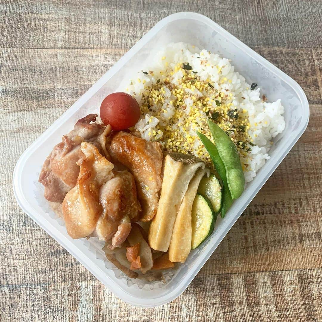 金子あきこのインスタグラム：「おはようございます✨ 高校生のタッパー弁当 #チキンの照り焼き #ズッキーニ #エリンギ　←照り焼きと一緒に焼いたw #ごぼうとさつま揚げの煮物　←作り置き　冷凍してたもの #枝豆　←冷凍 #ミニトマト  ・ ・ 今日もがんばろ✨ 皆さまよい週末を✨✨ ・ ・  #高校生弁当#男子弁当#タッパー弁当#手作り#野球#食トレ#段取り#作り置き#冷凍保存 #時短レシピ#食べ物で身体は作られる#健康#腸活#ダイエット#免疫力アップ#管理栄養士#レシピ開発#料理家#管理栄養士が教える#健康ごはん節約美容料理研究家#船橋」