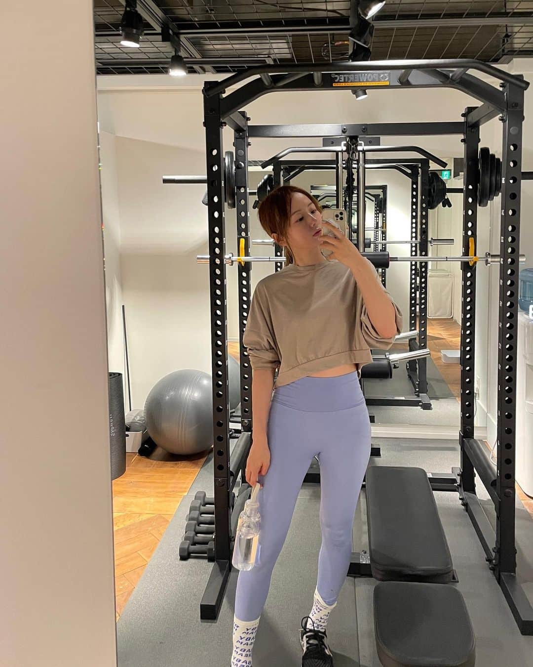 AMOさんのインスタグラム写真 - (AMOInstagram)「最近のトレーニングまとめ🏋️ 週2でがんばってます🏋️  筋トレ50分して 一杯もらえるご褒美プロテイン飲んで🥛 ジムにあるエアロバイクで30分有酸素運動して🚴‍♀️ っていうのがここ最近のわたしの週2の習慣なのですが  今通っている @undeux55 での2ヶ月集中コースも 残すところあと4回だ...!  通い始めた初期と比べて最近はメニューもちょっとずつキツくなってきたけれど ついていけている自分が嬉しい ぷるぷるｶﾞｸｶﾞｸしながらで必死だけどね🥹 トレーニング中に、あーもう無理かも限界ーーと諦めそうになっても推しのことを考えると底力が湧いてがんばれます🔥🏋️ありがとう推し... そして常にモチベーションのあがる声がけをしてくださるトレーナーさんたちのおかげでがんばれている❤️‍🩹  残り4回の集中トレーニングも楽しもう〜🏃‍♀️  #undeuxfit  #amoのダイエット記録」6月9日 8時34分 - amo_whale