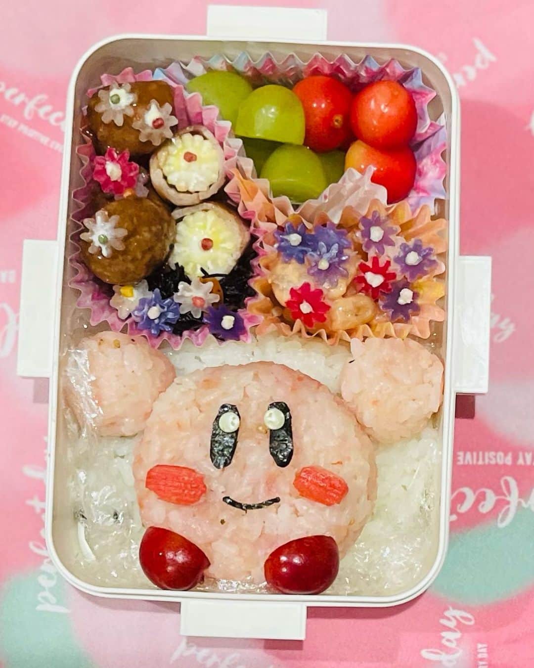 のインスタグラム：「#キャラ弁 最近毎日「推しの子」を見ているので、リクエストが「推しの子」となりそうでヒヤヒヤしてたら…まさかの「カービー」リクエストでした。 梅雨の時期、紫陽花をイメージしながらカービーのおにぎりに✨ たーんとお食べ😋 #カービー #紫陽花 カービー:さくらでんぶ&しゃけご飯 下の白ごはん:わかめご飯 お米はやっぱり #サキホコレ」