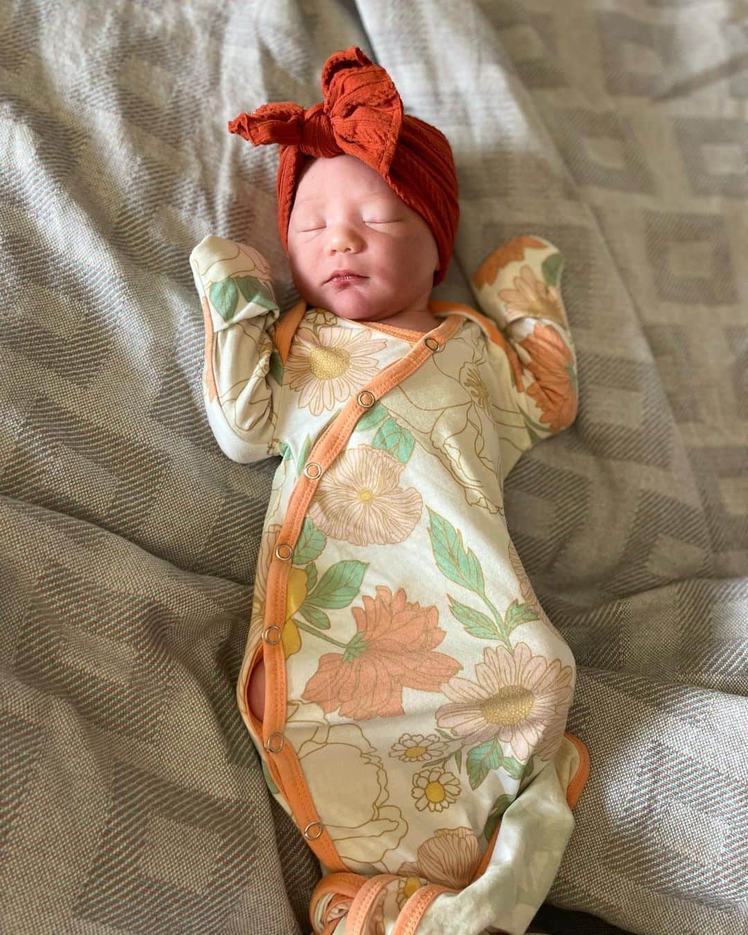 シャーロット・ケイト・フォックスのインスタグラム：「Indiana June, welcome to the family.  You complete us. ❤️   インディアナ・ジュン  家族にようこそ ♥️   喜びが爆発する 🎈」