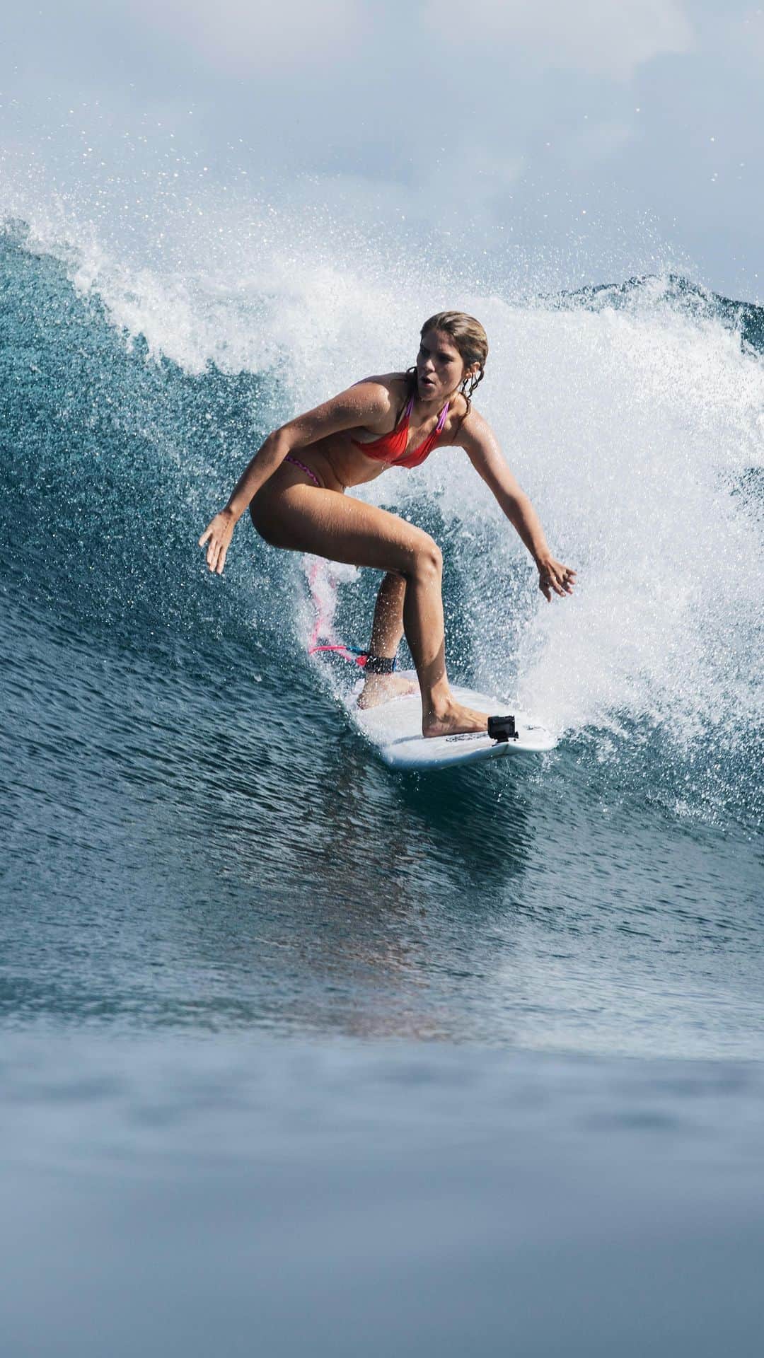イザベラ・サントーニのインスタグラム：「Oceano é sinônimo de vida.  Essa imensidão que abraça o planeta Azul  chamado Terra, trazendo união.   Nos lembrando, a cada maré, o quão mutáveis somos.  Sou mulher oceânica pela multiplicidade que me encontro e pelo mistério compartilhado em cada onda.   Sou mar: democrática, plural e diversa.  Gigante e profunda, calmaria na superfície e agitada nas profundezas.   Gigante, mas reconheço que também sou gota.   Essa partícula minúscula tão necessária pro todo existir.   Não há oceano sem suas pequenas partes.   Que nesse dia, você possa lembrar que fazemos parte de um mesmo oceano.  Cuidar dele é também cuidar de si.」