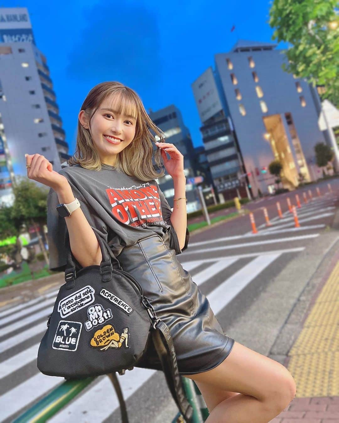 後藤佑紀のインスタグラム：「ランダムワッペンバッグ🧳 @mutaracing_wear だよ🧳  ショルダーストラップが付いていて2way仕様です🖤  #muta #mutaracing  #mutaracingfairies  #mutamarine  #mutamarinegolf  #ランダムワッペンバッグ  #ショルダーバッグ #mutaバッグ #レースクイーン #SUPERGT2023 #SUPERGT #gt」