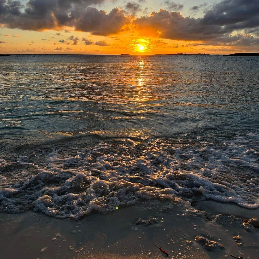 パイパー・ペリさんのインスタグラム写真 - (パイパー・ペリInstagram)「June 5th was my birthday and it was awesome. I got to spend it with my mom in The Bahamas 🇧🇸 and I’ll never forget it. Family is truly so important 💙 Always chase the sunrise and never give up.」6月9日 8時37分 - piper_perri