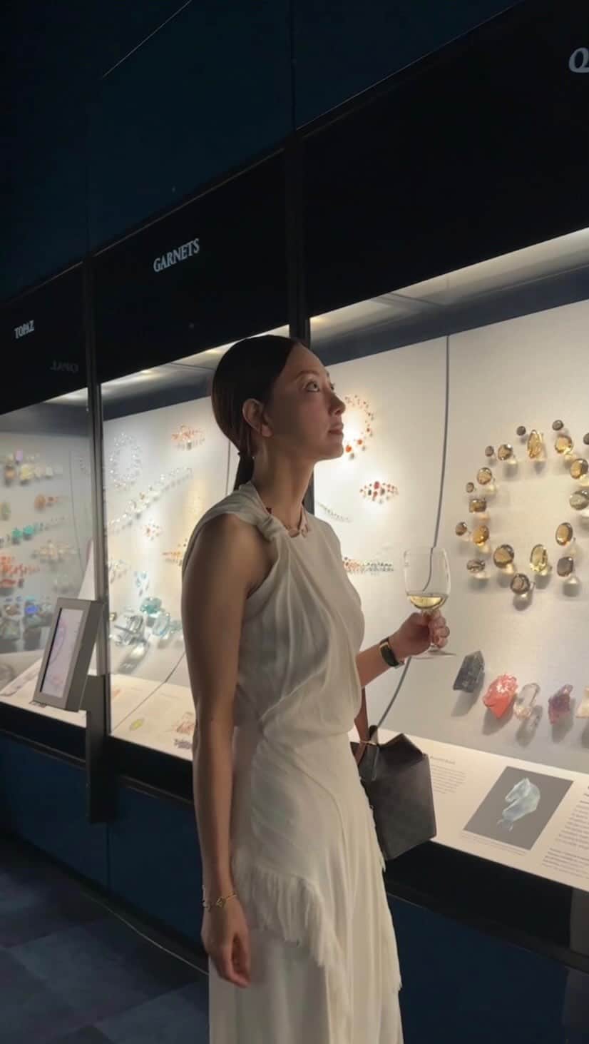 大塚良子のインスタグラム：「Garden of Green💐 @vancleefarpels   アメリカ自然史博物館 (American Museum of Natural History）にて6月10日(土)にオープンする 「Garden of Green：Van Cleef and Arpelsコレクションの美しき宝石」  フランスの高級宝飾メゾンであるVan Cleef and Arpelsがデザインした44点の美しい緑の宝石（エメラルド、マラカイト、ジェイド、ペリドット）が展示されます。そのうち32点が初めてアメリカで公開される作品だそう。  Van Cleef and Arpelsコレクションやプライベートの貸出品からの注目すべき作品には、ムガル様式で彫刻されたコロンビア産エメラルド(477.58カラット)で飾られたインド風のネックレスやブレスレットセット、16個のエメラルドカットの27.79カラットのザンビア産エメラルドを含むサファイアとダイヤモンドで装飾された「Quatre Chemins」ネックレスなども展示されていて、鉱物のセクションでは、NYで採掘された石も多くてビックリ。その石の輝きと奥深さに心癒されました。  Thank you for inviting us, It was a really beautiful party.  I was enchanted by the vibrant exhibit, and found solace in the sparkle and depth of the stones.  #Healingtime #vancleefarpels  #exhibition #nyc #jewelry #vancleef #party #ny #nylife」