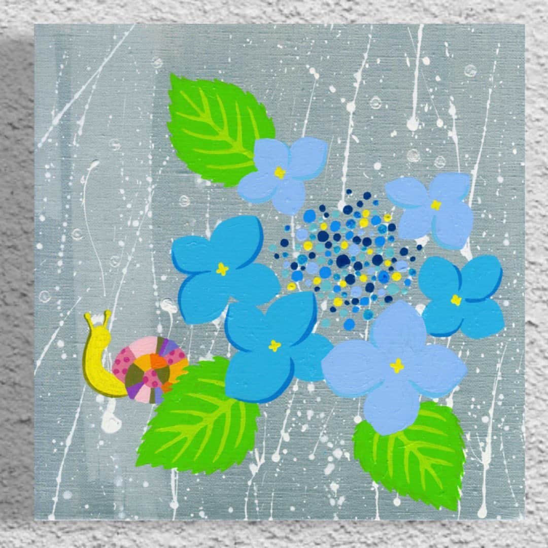 松尾たいこさんのインスタグラム写真 - (松尾たいこInstagram)「《あなたを守ります》この作品は6月10日まで代官山のヘアサロンalloyに展示されています。  「あなたを守ります」 制作年：2022年 サイズ：273×273mm 技法：キャンバスにアクリル絵の具、ミクストメディア  ブルーのガクアジサイは小さなキラキラを大きな花が包み込んでいるようで好きなのです。 シルバーの背景に白い絵の具を散らして雨を表現。 立体感が生まれ楽しい作品になりました。  現代アートのタグボートさんで扱っていただいています。  https://www.tagboat.com/products/detail.php?product_id=68392  ※私の作品への質問やお問い合わせはお気軽に⠀ ⠀ 「見えないけれど　つながっている」⠀ 「会えないからこそ　いとおしい」⠀ 森羅万象・花鳥風月・四元素(五元素)・二十四節気など日本をテーマに作品を作っています。⠀ この絵の中にもつながりを。⠀ ⠀ #japaneseartist #liveintokyo #myartwork #acrylicpainting #lovejapan #modernartist #contemporarypainting #contemporaryartist ⠀ #colorfulartwork⠀ #kawaii #arigato⠀ #happycreativelife #staycolorfullycreative⠀ #loveny #lovehongkong #lovetaiwan #lovesingapore #lovekorea⠀ ⠀ #現代アート #現代美術 #現代アーティスト #森羅万象 #五行思想 #八百万の神 #花鳥風月 ⠀ #神社好きな人と繋がりたい⠀ @holbein_art ⠀ @holbeinartistmaterials #ガクアジサイ #梅雨 #かたつむり」6月9日 8時48分 - taikomatsuo