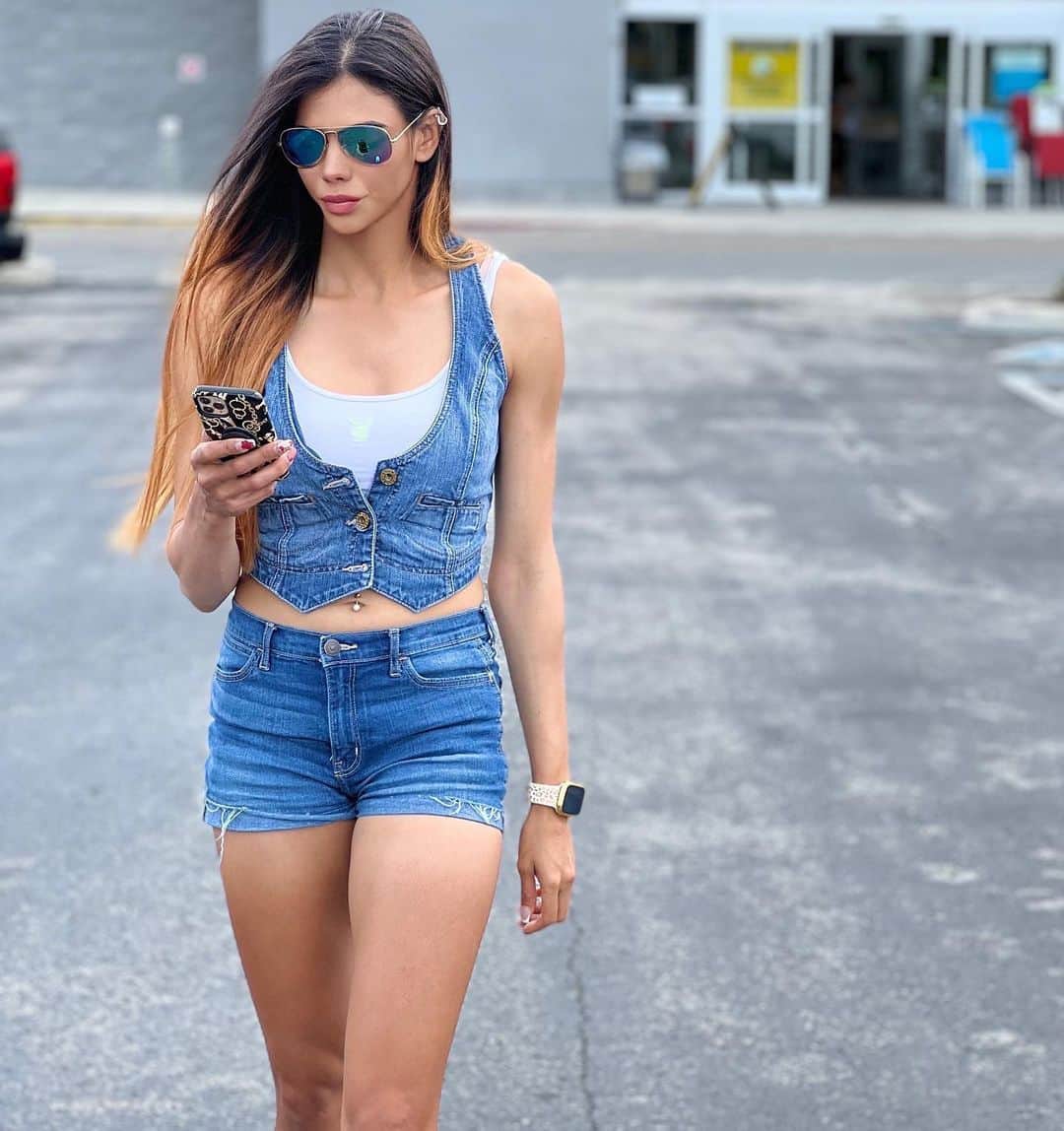 サミラ・ニコレットのインスタグラム：「If I post where I’m at I already left.」