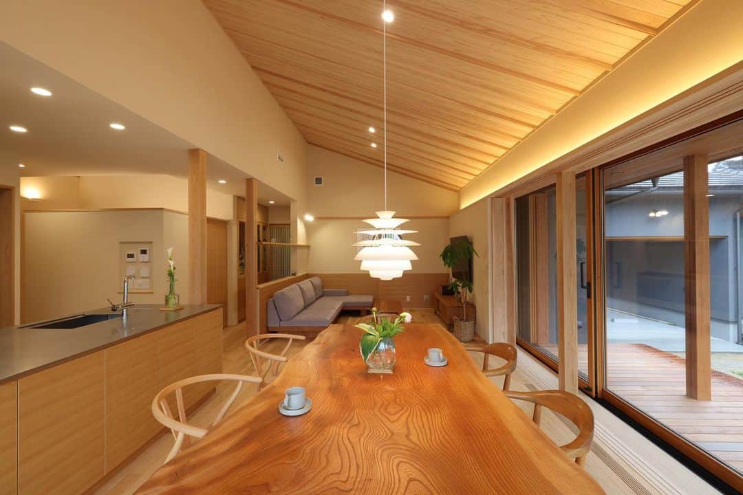 安成工務店さんのインスタグラム写真 - (安成工務店Instagram)「ダイナミックな木製サッシの大開口と大きな勾配天井が映えるLDK。壁際に照明を設けることで空間をすっきりと美しく。  more photos…@yasunari_komuten  ...............  💡暮らしの中の“ちょっといいな”を集めました @yasunari_life  💡安成工務店がご提案する家具ショップ @ecoshop_com  ...............  #リビングダイニング #大開口のある家 #木製サッシ #勾配天井リビング #安成工務店 #yasunari #工務店 #注文住宅 #住宅 #木の家 #木造 #一戸建て #新築 #マイホーム #省エネ住宅 #エネルギー自給 #自然素材 #OMソーラー #家 #無垢材 #山口県 #福岡県 #季節を楽しむ #津江杉 #珪藻土 #輪掛乾燥材 #家造り #和モダン #カッコイイ家 #家づくり記録」6月9日 9時02分 - yasunari_komuten