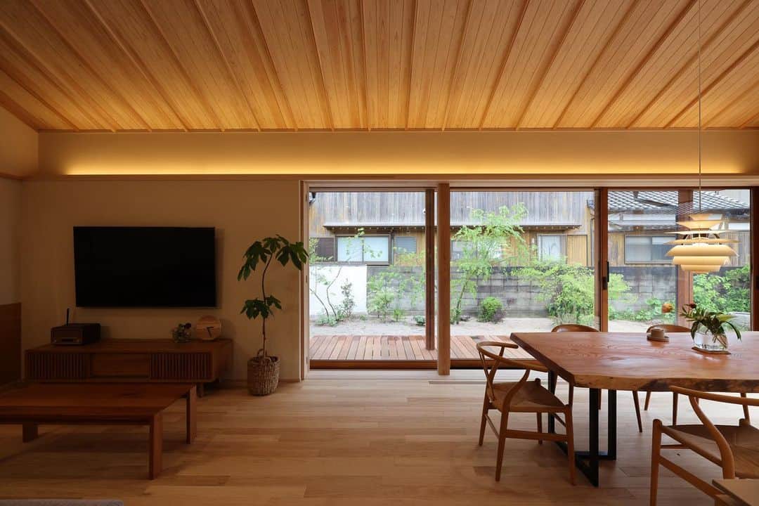 安成工務店さんのインスタグラム写真 - (安成工務店Instagram)「ダイナミックな木製サッシの大開口と大きな勾配天井が映えるLDK。壁際に照明を設けることで空間をすっきりと美しく。  more photos…@yasunari_komuten  ...............  💡暮らしの中の“ちょっといいな”を集めました @yasunari_life  💡安成工務店がご提案する家具ショップ @ecoshop_com  ...............  #リビングダイニング #大開口のある家 #木製サッシ #勾配天井リビング #安成工務店 #yasunari #工務店 #注文住宅 #住宅 #木の家 #木造 #一戸建て #新築 #マイホーム #省エネ住宅 #エネルギー自給 #自然素材 #OMソーラー #家 #無垢材 #山口県 #福岡県 #季節を楽しむ #津江杉 #珪藻土 #輪掛乾燥材 #家造り #和モダン #カッコイイ家 #家づくり記録」6月9日 9時02分 - yasunari_komuten