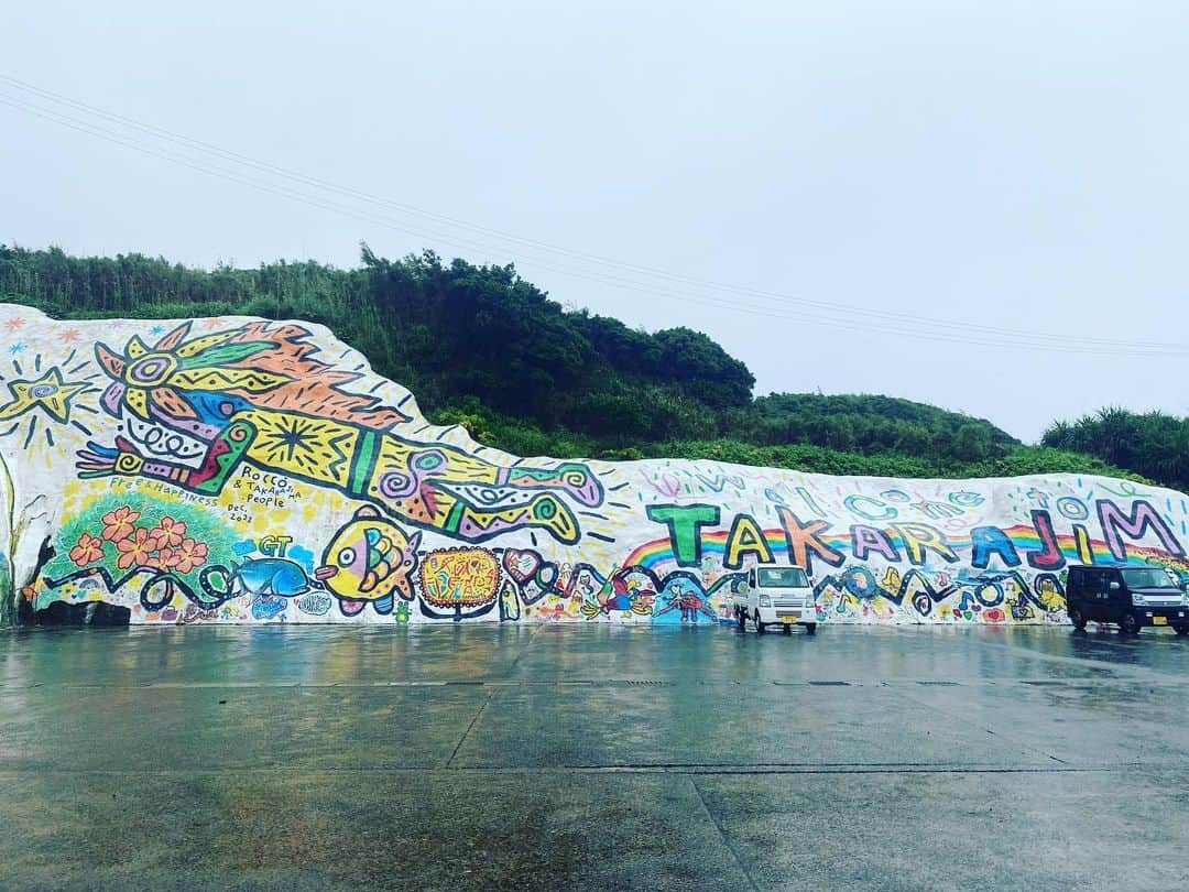 三谷晶子さんのインスタグラム写真 - (三谷晶子Instagram)「@rocco.satoshi さん製作の宝島の壁画。描かれているのは宝島の子どもたちが感じた島の守り神たち。  物凄くいい壁画。わたしはピンクのハートの帆を張る船に乗り、宝箱を釣り上げるニャロメになりたいわ。  #宝島  #takarajima」6月9日 9時12分 - akikomitani