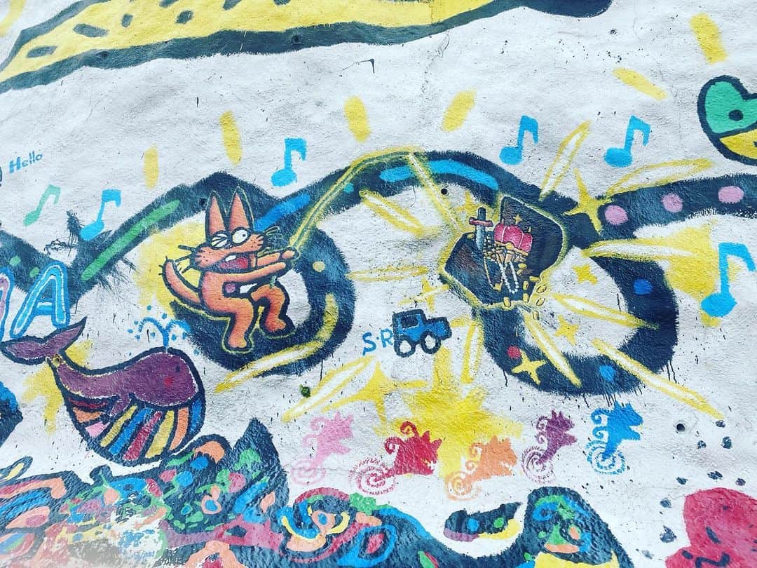 三谷晶子さんのインスタグラム写真 - (三谷晶子Instagram)「@rocco.satoshi さん製作の宝島の壁画。描かれているのは宝島の子どもたちが感じた島の守り神たち。  物凄くいい壁画。わたしはピンクのハートの帆を張る船に乗り、宝箱を釣り上げるニャロメになりたいわ。  #宝島  #takarajima」6月9日 9時12分 - akikomitani