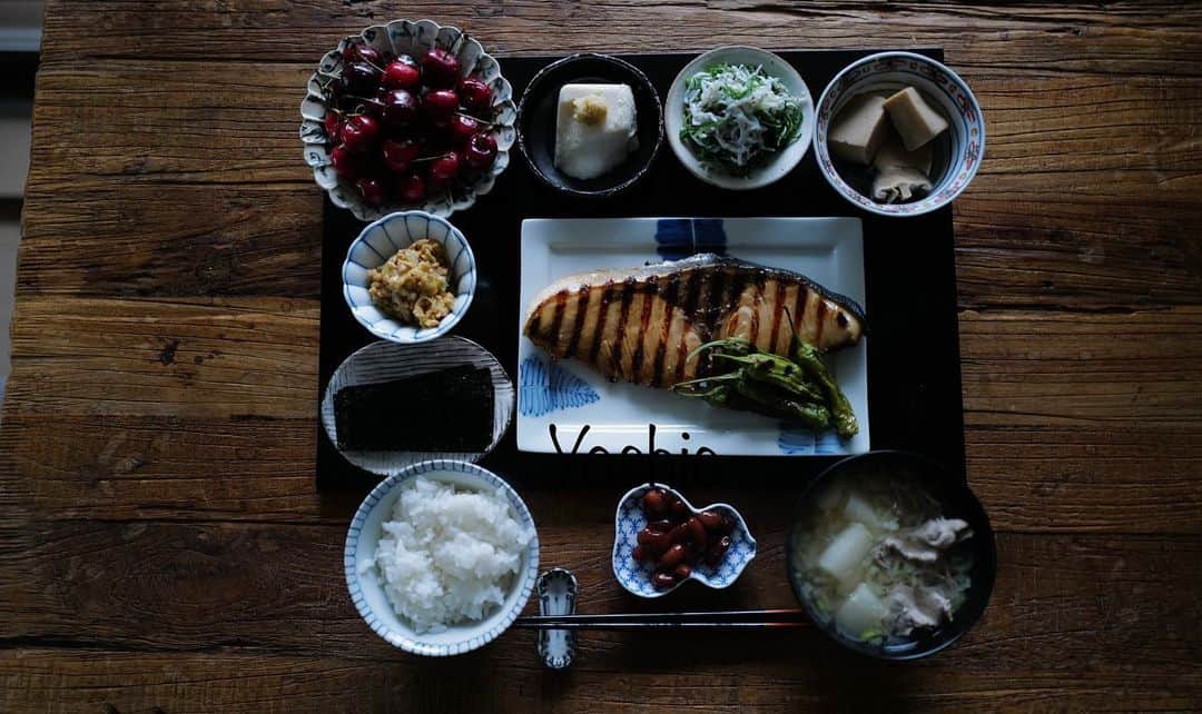 草間淑江さんのインスタグラム写真 - (草間淑江Instagram)「みなさまおはようございます。  6月9日の朝です。  今朝は、ブリの干物、納豆、おかひじきとしらすの和え物、高野豆腐の煮物、海苔、山芋豆腐、冬瓜と豚肉のお味噌汁、アメリカンチェリー🍒  金曜日は和定食が多し。  今朝は珍しいぶりの干物。  青魚の中でも、トップクラスの栄養素を持つお魚。  ビタミンＤや、鉄分、タウリンも豊富でDHA EPAが非常に多く含まれているお魚だそうです。  美味しく頂きました。  冬瓜は90%以上が水分でカリウムとビタミンCが多く含まれているので、むくみを改善する効果があると言われています。  梅雨時期になると何となく体がむくむ感じがするので、内側から☺️👍👍👍  ご馳走様でした☺️🙏  さて、東京は朝からしとしと雨が降っています。  天気予報によると、午後からは晴れるそうなのでよかったです。  みなさま素敵な金曜日になりますように❤️  #朝食#ブリの干物#和食#朝はしっかり食べる#朝の果物は金#ごちそうさまでした🙏」6月9日 9時14分 - yoshie_kusama