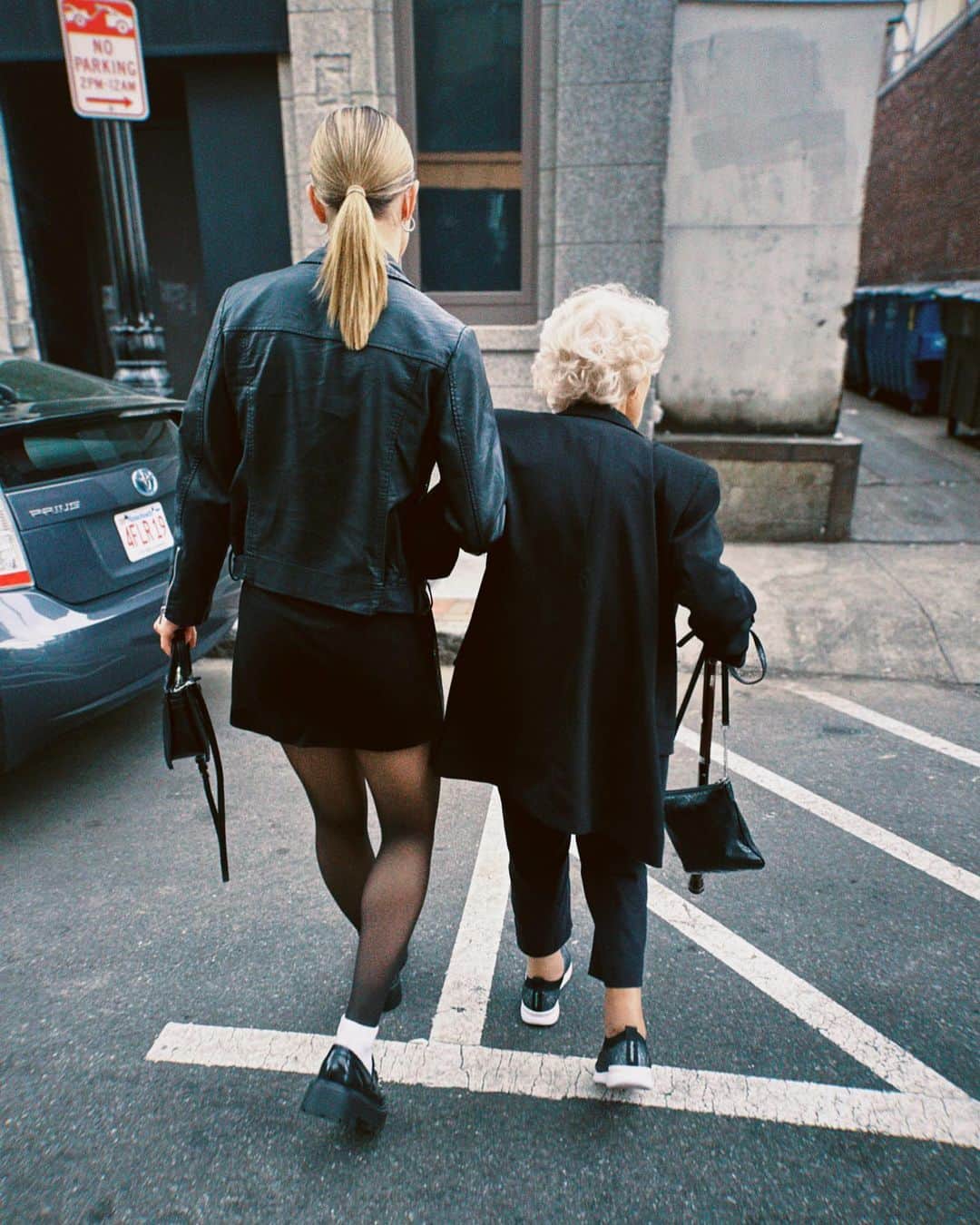 アシュリー・ケインのインスタグラム：「I’ll walk with you anywhere 🖤」
