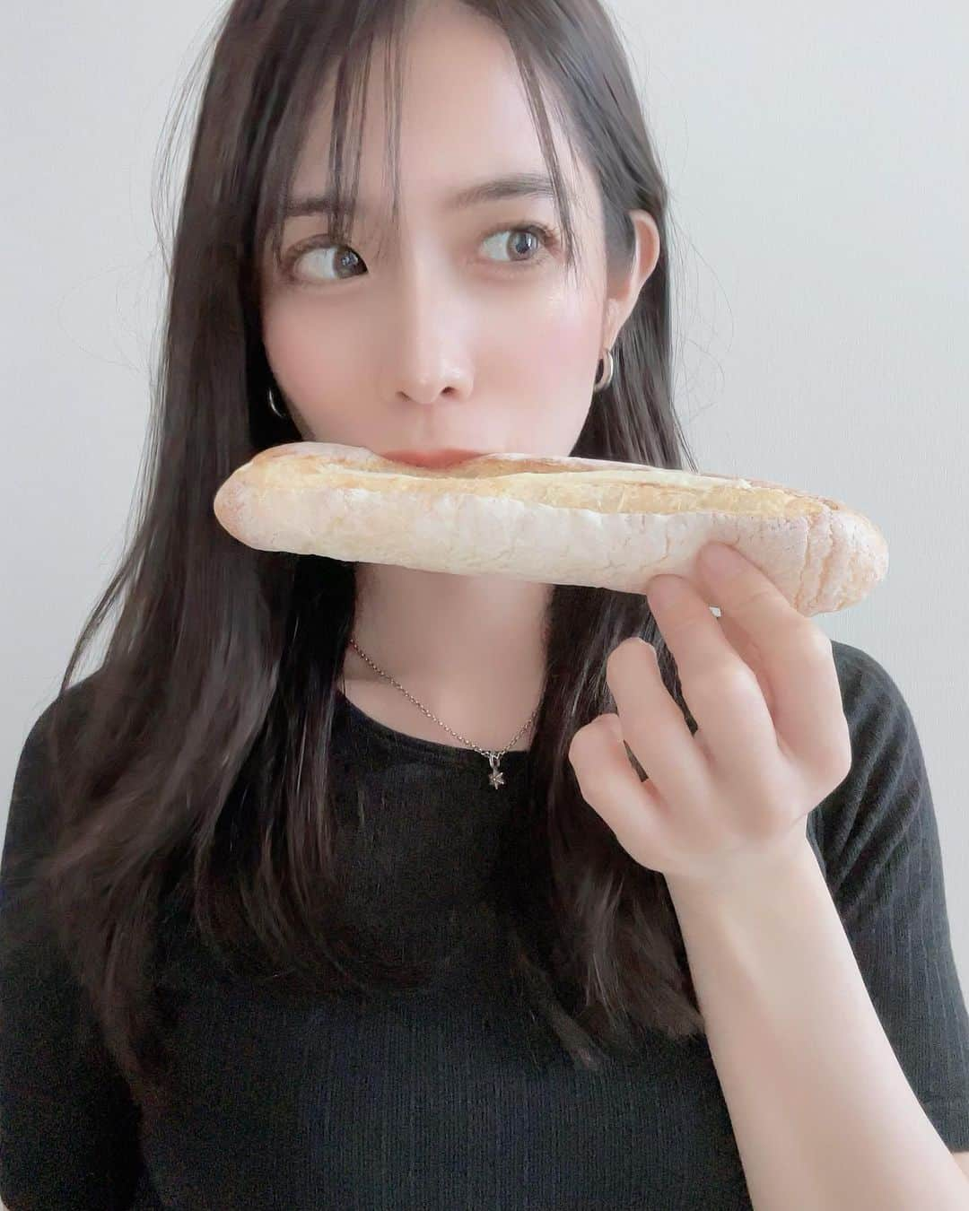 浦田麻緖さんのインスタグラム写真 - (浦田麻緖Instagram)「朝、パンを食べながら出来ちゃう新しいヨガのポーズ🧘‍♀️🍞  ...嘘です。  はい、パン食べまーす🤣🤣🤣🤣🤣🤣   #ミルクフランス  #パンと私  #朝はパン  #朝ごはん  #今日も1日頑張ろう  #美味しいパン」6月9日 9時22分 - mao.urata