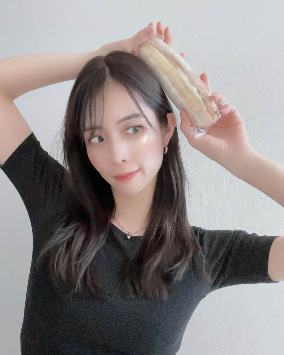 浦田麻緖のインスタグラム：「朝、パンを食べながら出来ちゃう新しいヨガのポーズ🧘‍♀️🍞  ...嘘です。  はい、パン食べまーす🤣🤣🤣🤣🤣🤣   #ミルクフランス  #パンと私  #朝はパン  #朝ごはん  #今日も1日頑張ろう  #美味しいパン」