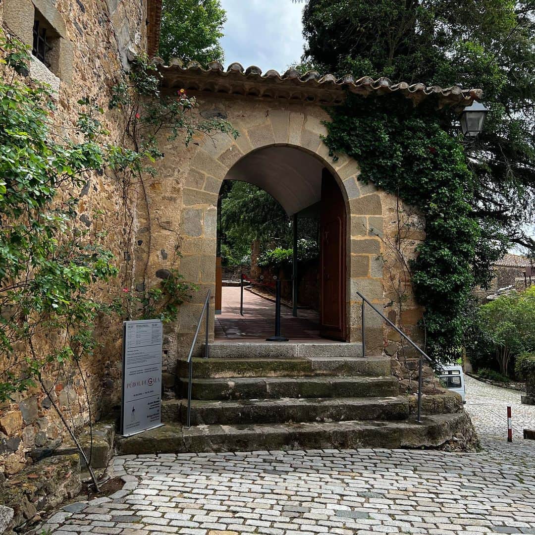 榎戸教子さんのインスタグラム写真 - (榎戸教子Instagram)「【スペイン・プボル&ジローナ】 あしながの象。 サルバドール・ダリの作品です。  ダリが妻のガラに送ったプボル村のお城。 小さなお城ですが、 それはそれは細部までダリでした。  ダリはこの場所に「招待状」がなければ 訪れることはできませんでした。 妻のいるお城へアポなしでは行けないのです。  Instagramには動画も載せてみます。 Facebookページには写真のみですが、 たくさんの写真を載せています。  Voicyでお話ししました。 写真と合わせてお聴きください。  『#58 ダリが妻のガラに贈ったプボル城ガラの館へ 』 https://voicy.jp/channel/3482/535885  #salvadordali #dali #spain #pubol #gala #galadalicastlepubol #castillo #worldtraveler #elefante」6月9日 0時27分 - noriko_enokido